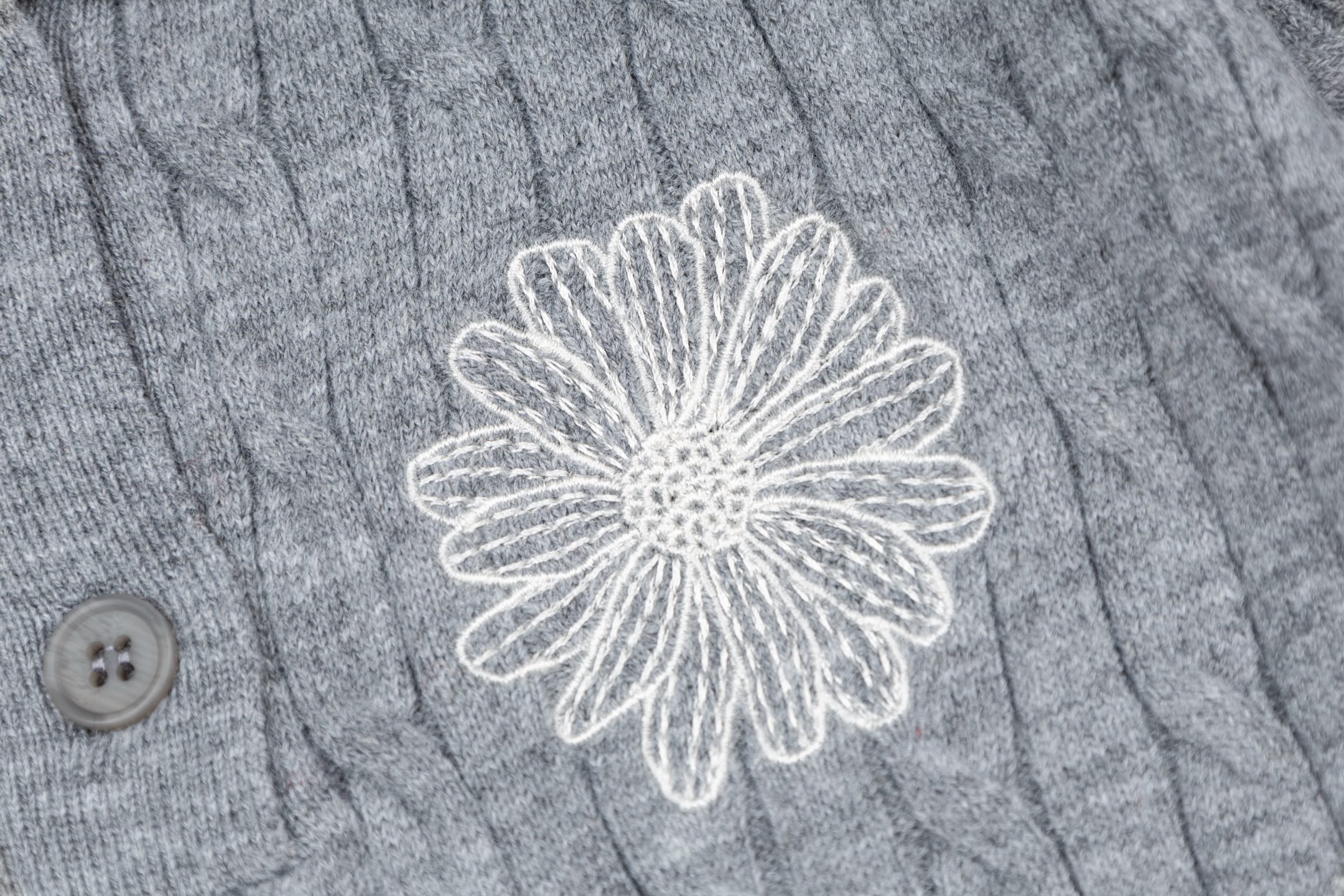 Mardi Mercredi Flower Embroidery Cable Short Sleeve Knit