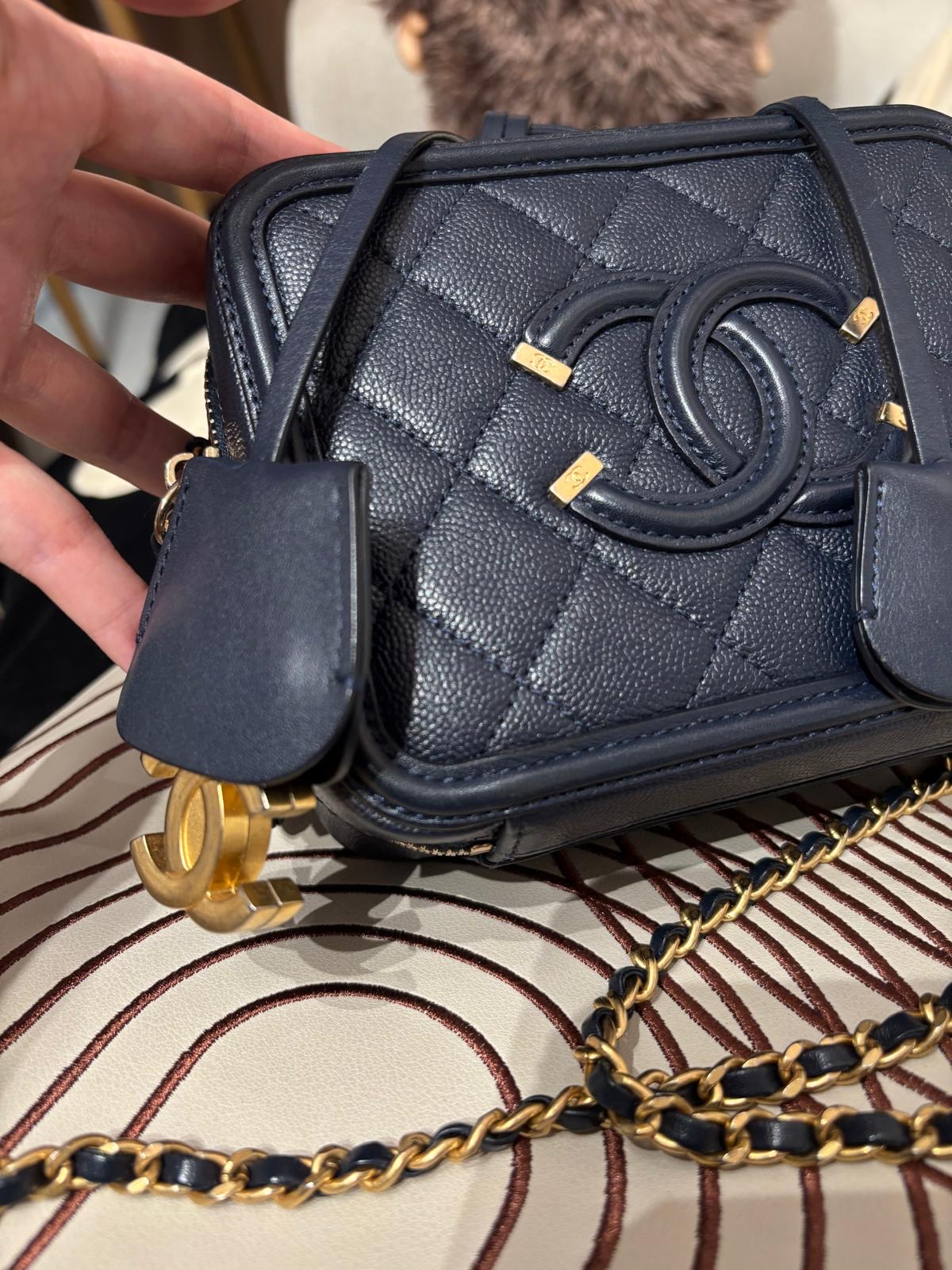 Chanel CC filigree Vanity Small 17cm 深藍色荔枝牛皮金鏈，100%Authentic, 98%New ✅25Card ✅Key lock✅Dust bag✅Box