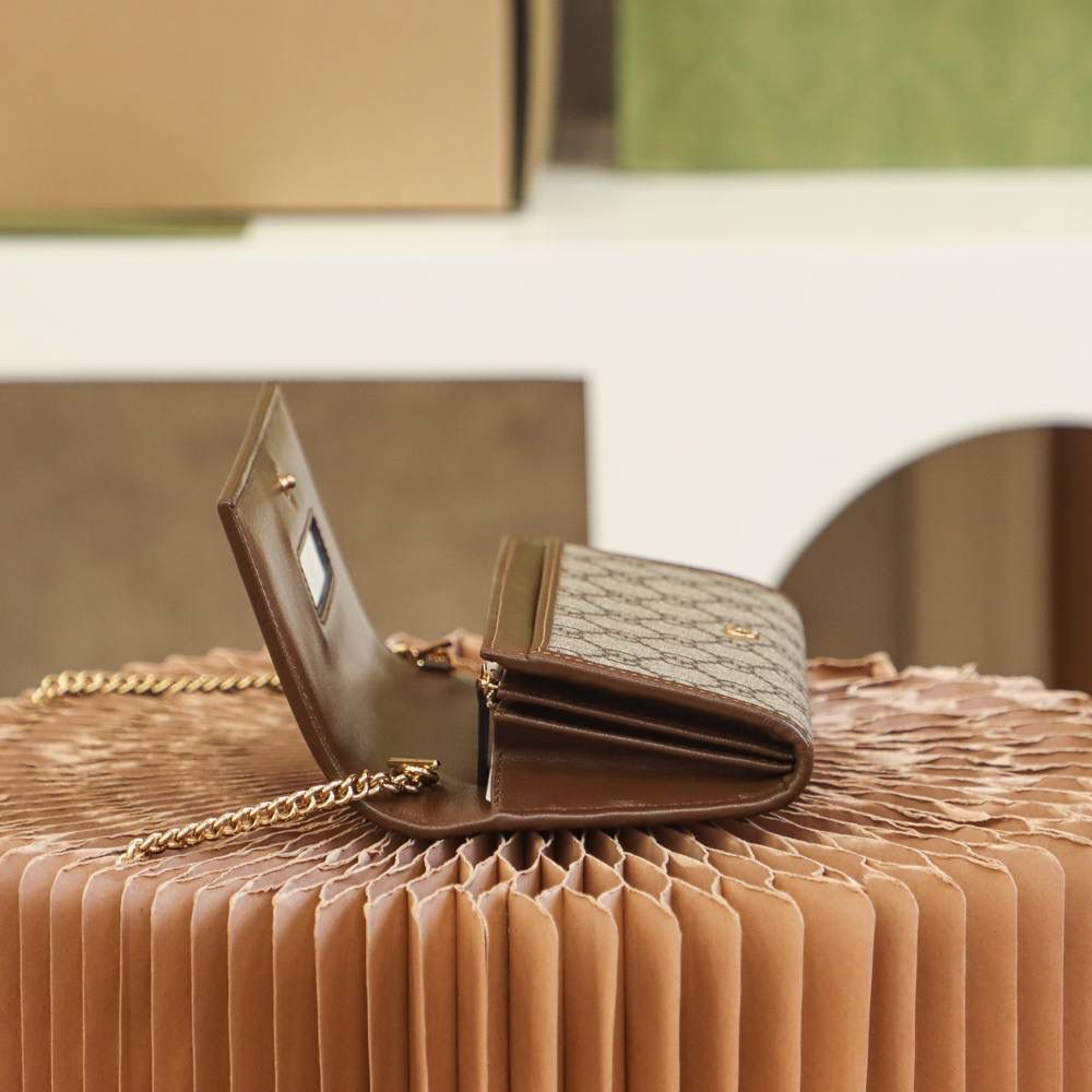 𝐇𝐨𝐫𝐬𝐞𝐛𝐢𝐭 𝐖𝐨𝐜 #621888# 全铜五金原厂皮 ☑️尺寸：19*10*3𝙘𝙢 这是一款复古又休闲的百变王牌 一包多用法 绝绝子 零钱包👛 手包👜 斜挎包 全部满足你日常使用！ 小包可以随时变成钱包多变用法， 轻松容纳手机plus/银行卡 内设分层结构 使用更方便，还有小镜子🪞搭配 随时满足你补妆的需求！ 颜值率也是爆棚的那种，超级好看！ 喜欢这种小包的小姐妹，赶紧安排起来🌟