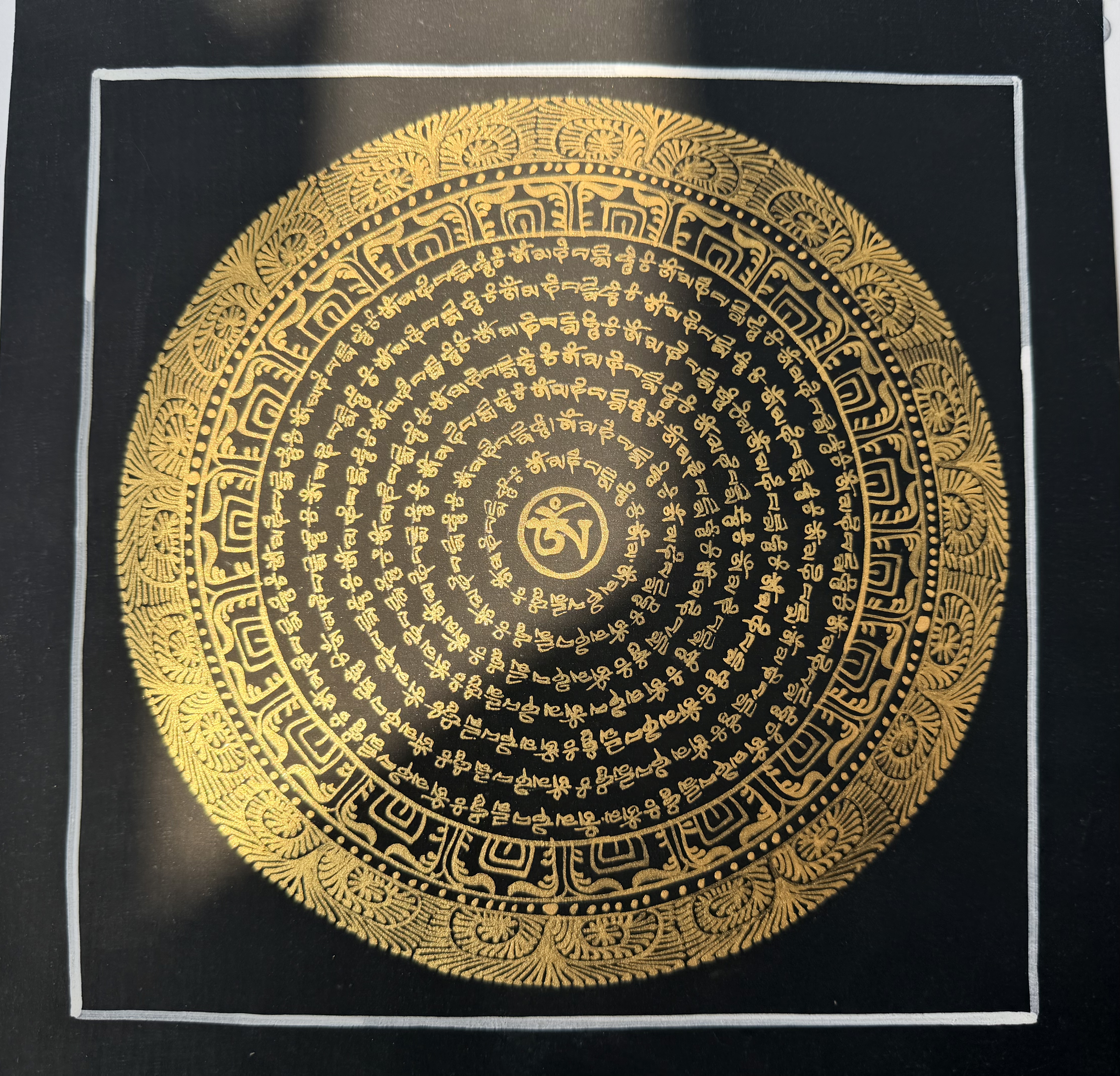 #7 尼泊爾三大廟加持手繪唐卡～OM 字，六字大明咒黑金唐卡 ，約26.5cm 外，內22.5