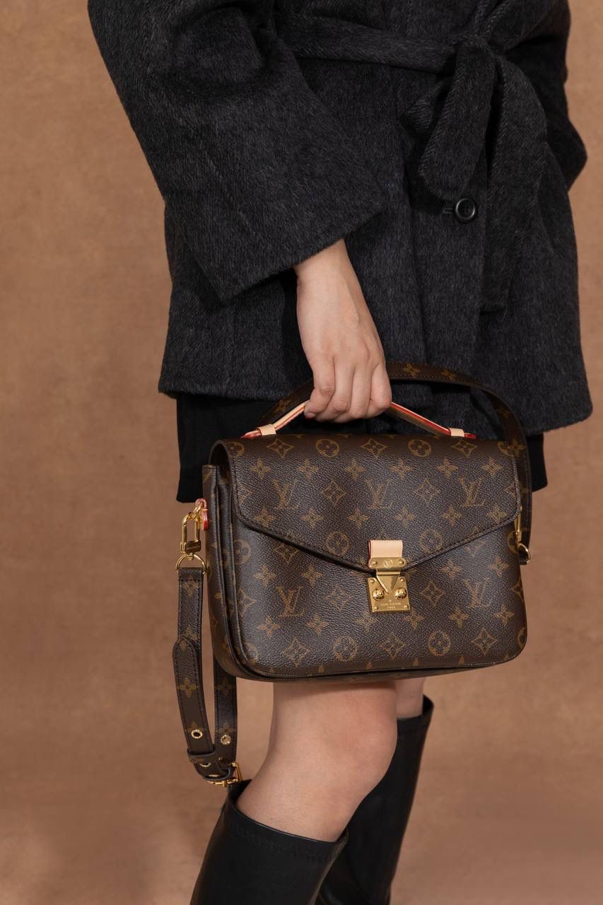 LV POCHETTE METIS🎀大邮差包 ✨ 法国原厂料 + 原厂皮 + 全钢五金 质感真的很稳，拿在手上就知道不一样，高级感直接出来 😍 这款邮差包因为设计经典， 所以一直被叫做 “入门级邮差包” 👜 但不要小看它哦～ 👉 超百搭、👉 超耐看、👉 永远不过时