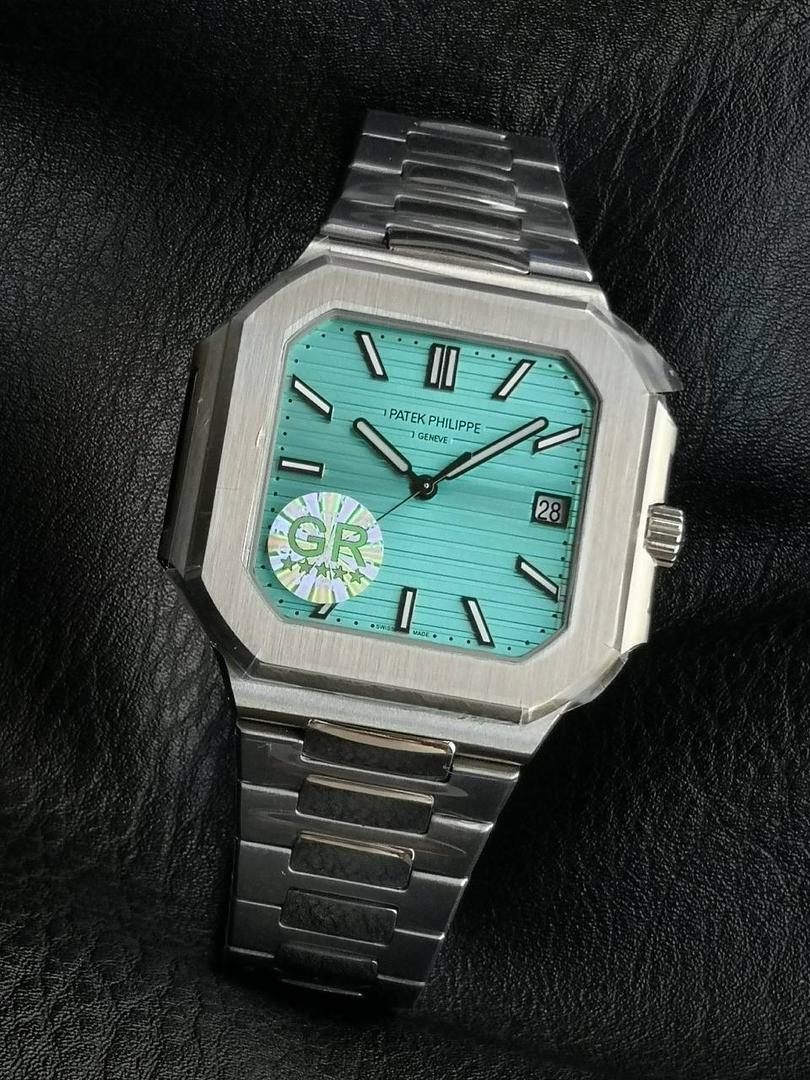 百达翡丽 方形 新系列CUBITUS 5821腕表 亮点特色：1️⃣机芯:搭载定制9015改Cal.26-330 SC一体机，调时不停秒，调时不停秒，摆轮位置均与正品一致，自动上链机芯。2️⃣钢带:316L定制级人体工程学表带，新扣款式。3️⃣表壳:尺寸45毫米厚度仅8.3mm，为表壳对角线长度(即10点位至4点位),因为表壳近似于方形，上下边的宽度会小于这一数值，所以视觉效果并不是很大。 搭配上，5821属于运动风格腕表，日常搭配正装和休闲风格也可以。