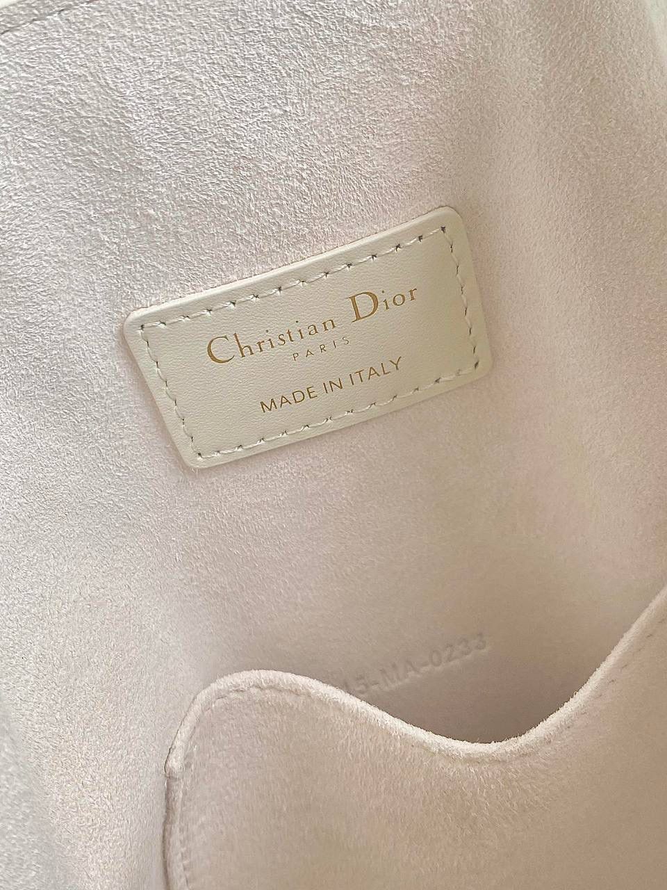 🈶全皮白，中号 𝗖𝗘𝗦𝗧 𝗗𝗜𝗢𝗥 全新水桶包 一出场就是王炸！今年款式特别好看 怎么这么有设计感啊，像只钱袋子哈哈 旋转D字母开合CD锁扣，拉紧包口安全性高 松开的时候，整个包也很随性慵懒的感觉 两条长短肩带都可以调节，链条还能拆卸的 硬型底座放着更有立体感了，氛围拉满 特别是容量大大大啊，太适合早八人了吧 一股脑东西全部放进去，主打一个通勤 又是一只焊死在身上的水桶啊！！ 中号：24×10×24.5cm，#7061m 小号：17x7x18cm