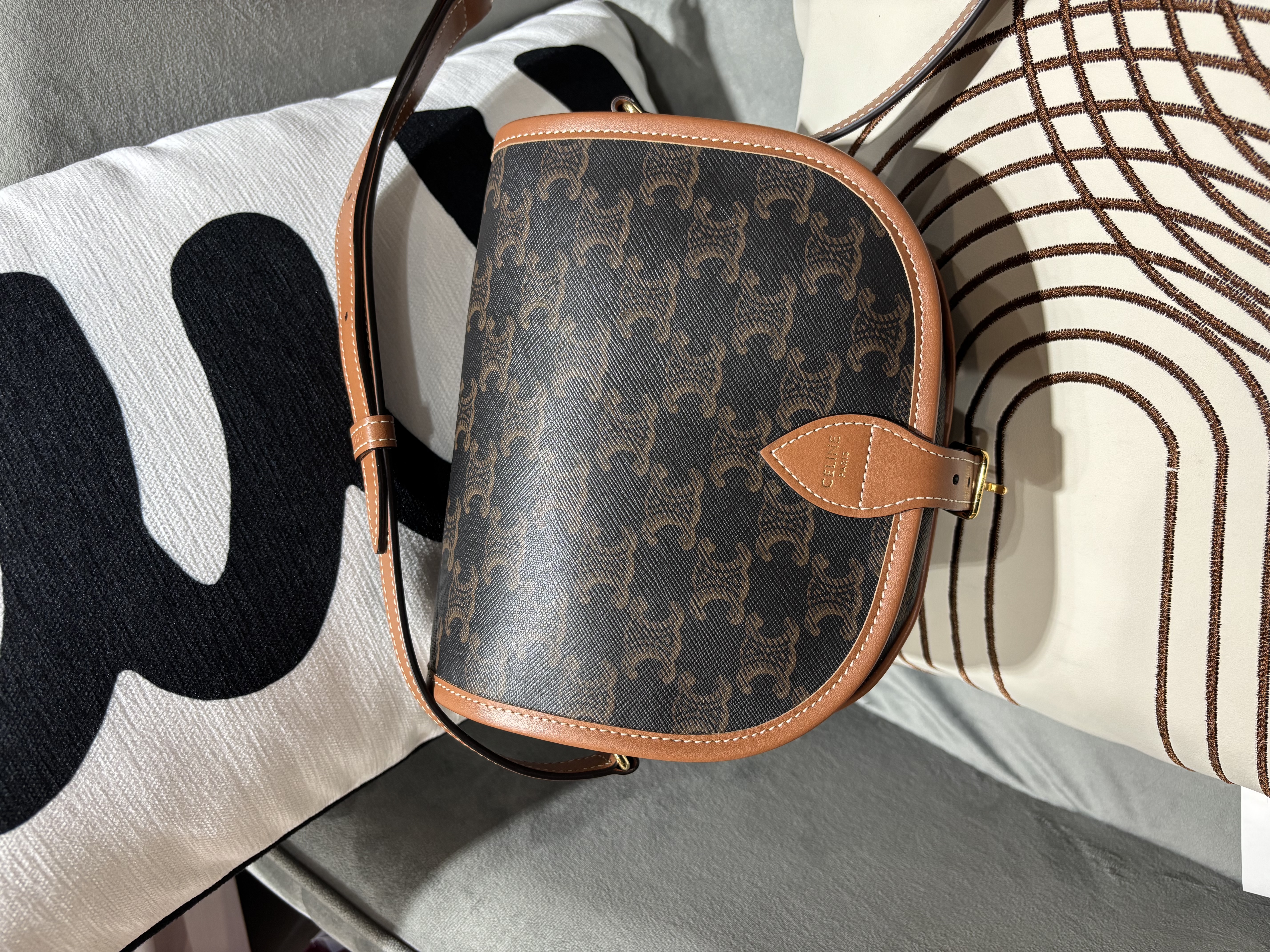 全新未使用品 CELINE FOLCO medium Crossbody Bag 100%Authentic, 全新未使用品 ✅tap✅dust bag