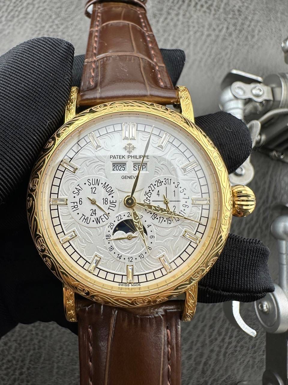 【铁划银钩 苍劲有力】高颜值新品墙裂推荐 精湛的工艺！ 年度最佳典藏之作——百达.翡丽古典超级复杂多功能 万年历功能腕表 团队历时两年多精心设计，不计成本，敢为人先，力求完美，克服重重难关，突破多层技术瓶颈，机芯型号为CH 29-535 升级版，质量稳定！ 【表带】经典意大利小牛皮表带，纹路清晰，质感好。搭配圈市面最顶级的百达翡丽灯笼表扣，通用原装无压力。 优雅的Calatrava雕花表壳极具个性，42毫米的表径适配大众男性手寸，非常商务可亦休闲。