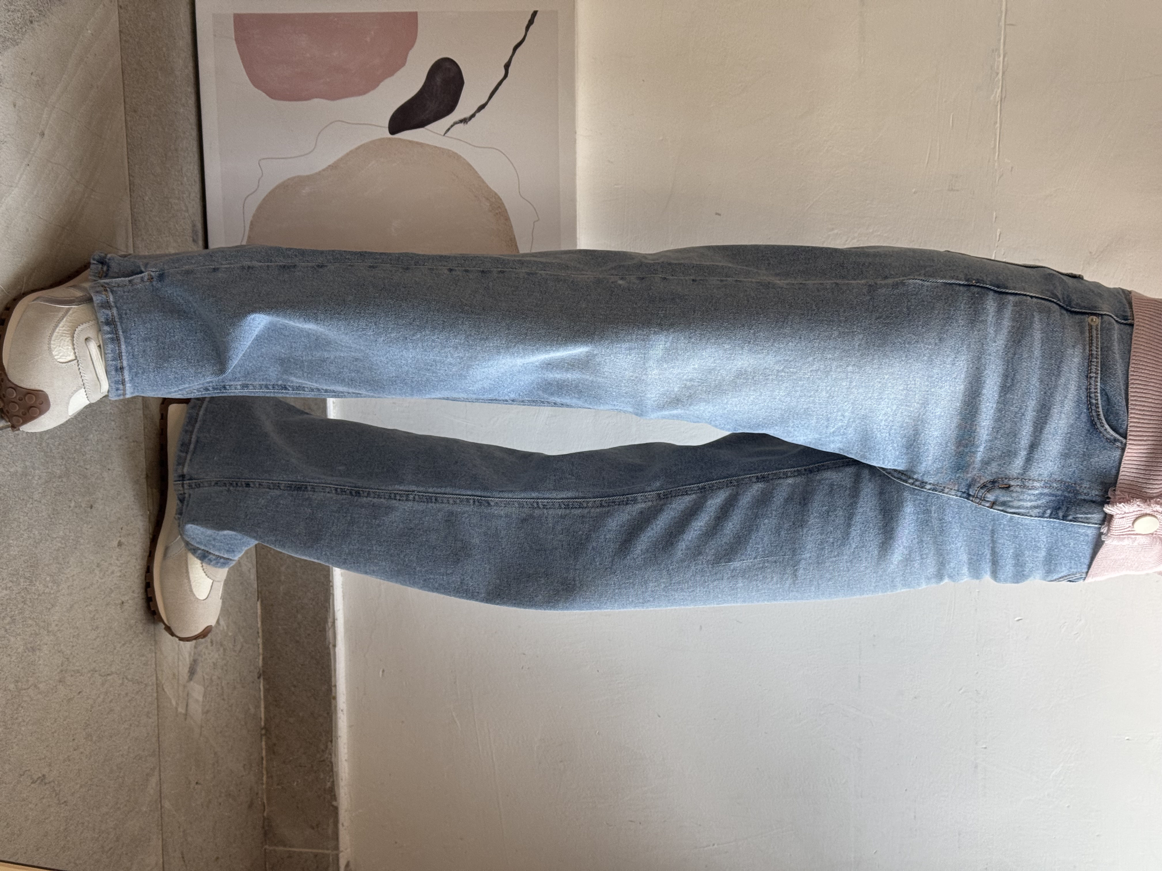 淺藍色直腳牛仔褲