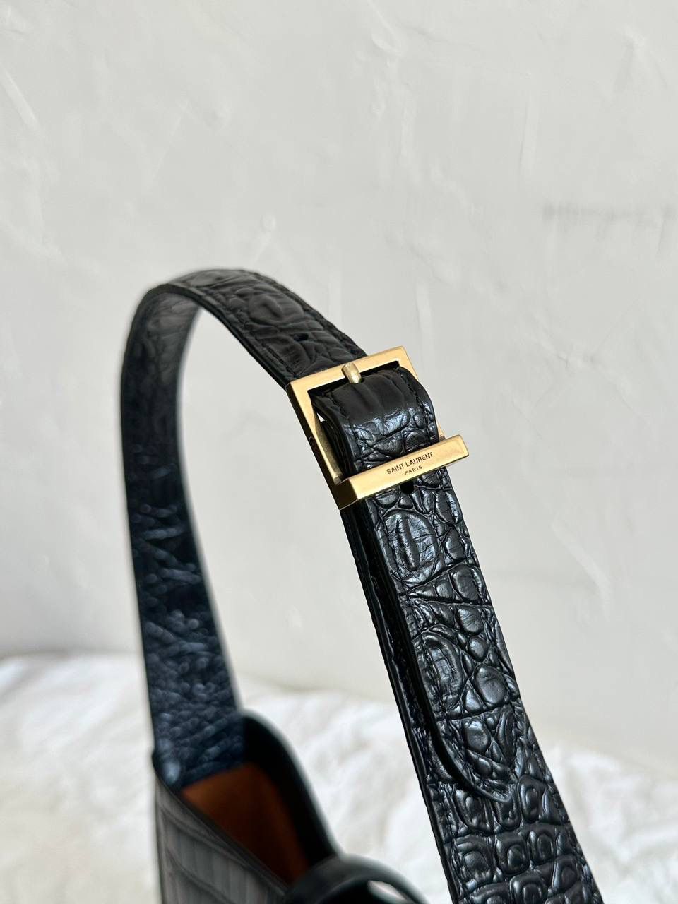 ys1 le5à7 光滑牛皮腋下包鳄鱼纹🐊 没找到他们家出的包包越来越极简主义 线条流畅，没有一丝一毫多余的废话 包身正面的一个logo说明一切 能留下来的都是这种简单款 日常最好搭配的也是这种 头层牛皮不仅光滑 皮感摸起来还有一点点韧度 内里搭配了我最爱的麂皮 真的是里里外外都非常打动人🖤 我的私心强推！ 23×16×6.5cm651350m