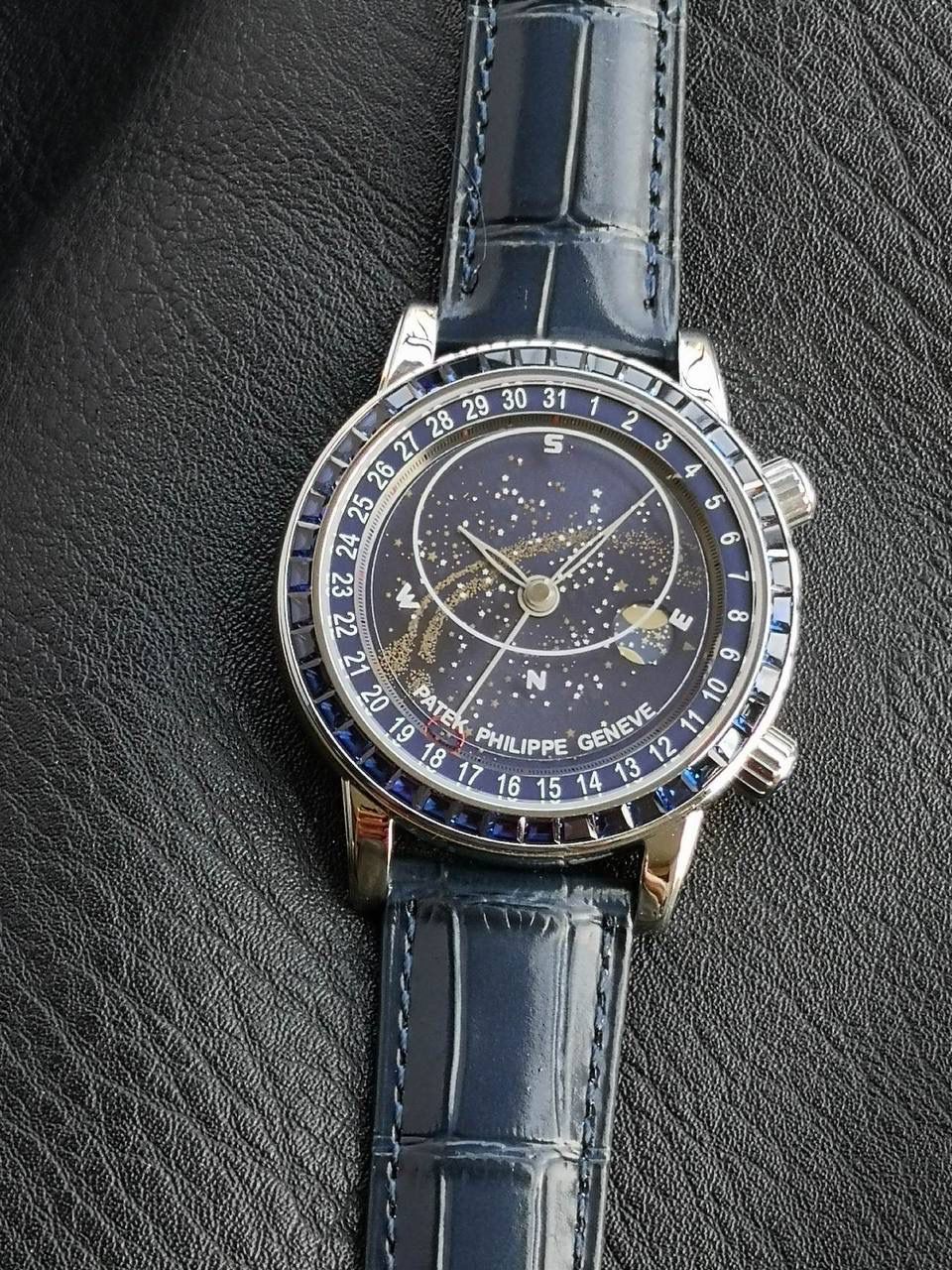 百达翡丽PP-6104G 日内瓦苍穹系列 市场顶级复刻神作震撼来袭！ 搭载原装进口miyota全自动机械机芯改制Cla.240机芯，搭配原装珍珠18K金自动锤，走时精准稳定，性能媲美正品；表圈镶嵌45颗璀璨宝石，表扣点缀28颗珍稀晶石，光影流转间尽显奢华质感；微拱形防眩目处理表镜，折射效果立体通透，让表盘细节清晰可见，质感再升一级💯💯