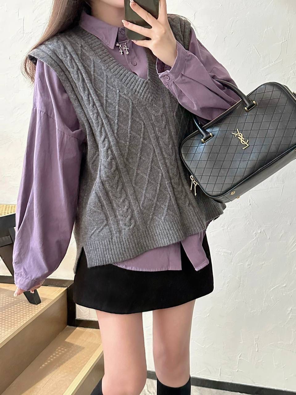 仅剩少量❗️ ys1 liya保龄球行李包🎳👛 为数不多的可以手拎的通勤包 容量超级大，喜欢大包的姐妹不要错过 双拉链大分区，里面还有小隔层 功能性实用性都照顾到 我真的很喜欢他们家扁平的菱形衔缝线 清冷和酷飒感一下就出来 你别说，这只保龄球还挺学院风哈～ 31×16×13cm766785m