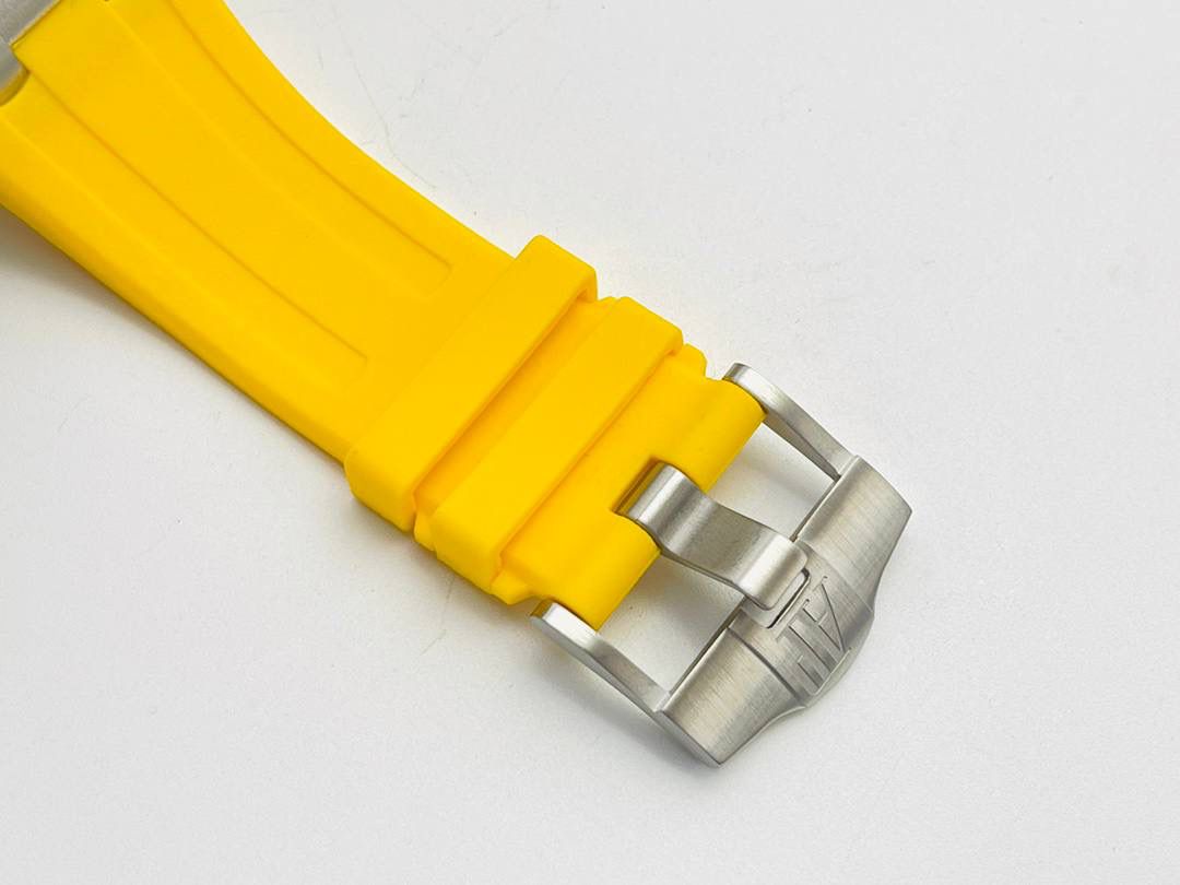 爱彼A P皇家橡树系列水果腕表！ 型号：26703 跑秒计时自动机械男表！搭载原版cal.3124机芯 直径：42MM！ 1⃣️表壳材质选用的904L精钢，经过CNC一次成型锻造了42MM的表径，表壳在经过拉丝工艺多次打磨抛光后做到了无懈可击，包括螺钉也一致还原！ 2⃣️表盘字面格纹错落有致，立体感很强。刻度线粗细程度以及长短均与正品保持一致。条钉时标内部填充超强夜光材料。两组小圆盘对称分布，就像两只小眼睛。盘面内有一圈一圈的放大环，细节处理很到位。 3⃣️橡胶表带表面的磨砂质感很强.采用无味不沾灰尘的进口橡胶，只为提高佩戴的舒适感！ 4⃣️前后玻璃都采用蓝宝石水晶镜面玻璃，镜面通透性也很强。这款腕表采用3124机芯，做到了外观和正品的极其相似，走时精准稳定！