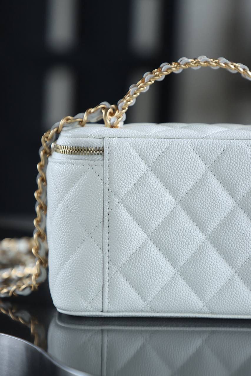 22S鏤空化妝包鑒定版 👜 一包一碼 支持全球鑒定查驗身份證原廠專G Haas皮料過關清單資料可査詢 原來這才是心動的感覺🤍 22S鏤空小盒子的出現，把精緻復古寫在臉上，白金牛簡直是白富美的標配，沒有哪個女生能拒絕帶鏡子的化妝包吧，最大號的手機也能放得下，實用性滿分！ 五金：厚鍍24k復古金 皮料：Haas原廠中球小牛皮 尺寸：16*10*8cm