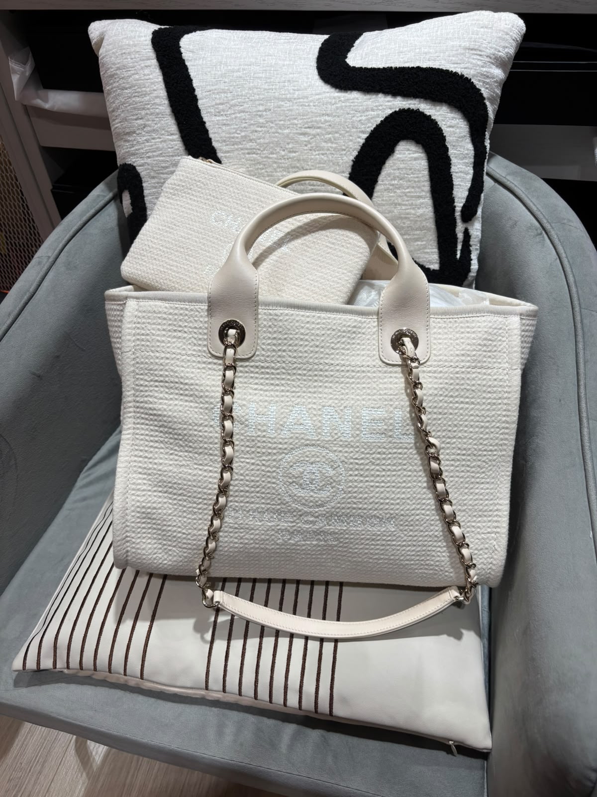 CHANEL Deauville Medium tote bag  100%Authentic,98%new ✅chip✅pouch  ✅dust bag 