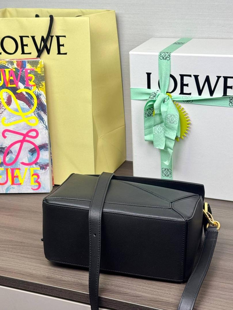 🎈最新编织手腕𝙋𝙪𝙯𝙯𝙡𝙚 ——【黑色】 尺寸：𝟐𝟒-𝟏𝟎.𝟓-𝟏𝟔.𝟓𝐜𝐦 编码：062405 【配全套礼盒】 ♥️以罗家经典几何设计，搭配独特的编织手腕，绒面内里。 ♥️容量大，经典百搭，可拆卸肩带，有单肩，斜挎，手提等多样化背法。随性时髦洒脱，实用性强。 ♥️独家背景➕独家品质➕独家全套砖柜礼盒套装，市场高端品质皆在我手✌🏻