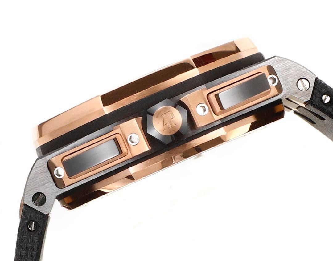 爱彼皇家橡树离岸型横空出世🔥💯引用全新的彩色陶瓷锻造技术，表壳与圈口的选料，不惜重本使用日本进口的氧化锆，无需任何颜料，以超高的压力与超高的温度锻造，形成超高密度的彩色陶瓷，再经过百里挑一，确保每一个成品都与原版毫无色差！CNC级别的打磨，将整一个表壳的边边角角完美处理，即使陶瓷，也做到毫不割手。圈口的拉丝，经过顶级的打磨技术，做到每一丝每一线都毫无断续，每一颗六角螺丝都与表框处在同一平面，拒绝一丝一毫的凸显与凹陷，诠释了何为顶级的复刻工艺！