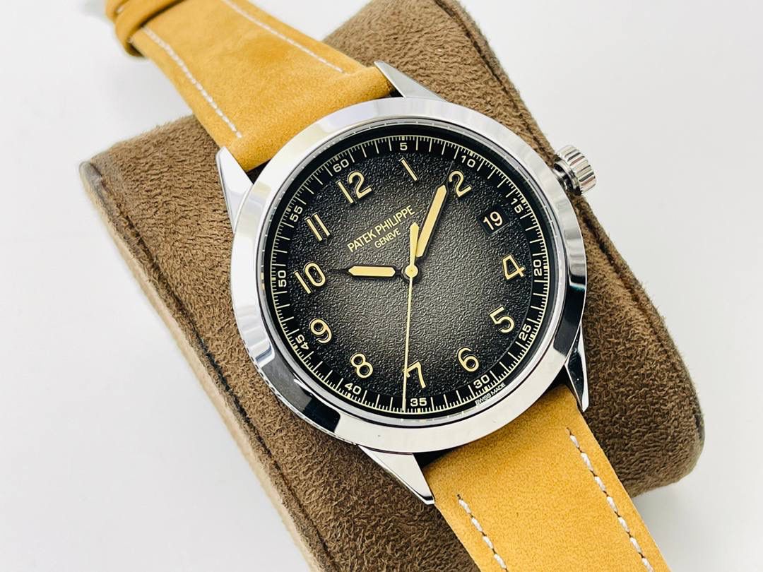 市场最高版本 百达.翡丽Calatrava系列Ref.5226G-001腕表！ 1⃣️表壳：百达Calatrava系列表款便因其圆润流畅的表壳形状享有盛名。百达.翡丽以这一特点为墓础重新设计该表款，在表壳侧缘雕饰巴黎钉纹。 2⃣️设计师还开发出一种特殊表壳结构，令表耳与表壳底盖融为一体，从而使巴黎钉纹全面覆盖表壳侧边。 3⃣️根据原装开模，壳套设计贴合原装！ 4⃣️字面：炭灰色表盘流露复古韵味，边缘呈黑色渐变效果，其微妙粒纹令人联想起古董相机外壳。 5⃣️表盘搭配覆米色荧光涂层的白金立体字块，以及低调内敛的"轨道式"秒钟刻度。 6⃣️白金针筒型时针及分针覆米色荧光涂层。3字位位置设有日期视窗，采用米色字块！ 7⃣️搭配黑色背景机芯：采用进口9015为基础机芯并加以改装升级！机芯夹板桥经倒角，边缘作细意打磨，大小夹板饰以鱼鳞纹、日内瓦波纹，夹板表面有包金雕刻，螺丝凹槽经打磨和倒角，所有细节尽善尽美，同时印有百达翡丽经典双P印记！ 8⃣️表带：全新Ref.5226G-001 表款有两款可互换表带，一款为米色绒面小牛皮，另一款为黑色小牛皮，饰有压花纹理图案和米色缝线。两款表带均搭配白金针扣，同时配备快拆生耳，让更换表带操作更加便捷！