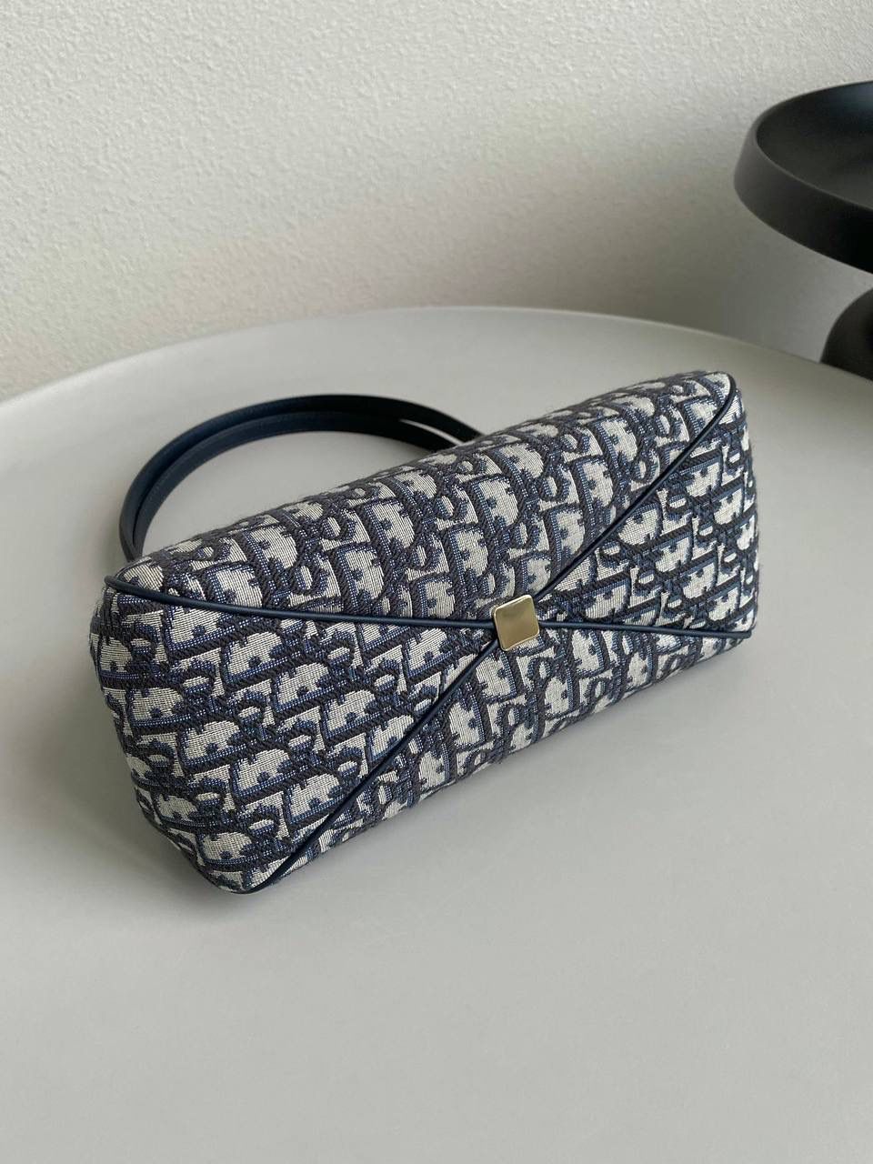 🈶 老花蓝中号 𝗗𝗜𝗢𝗥 𝗞𝗲𝘆手袋/腋下包 啊啊啊贵妇们还没买的都看过来 如此复古法式浪漫的包一定要拎在你手上 首批即出即断！都在翻单再翻单了！！ 早已大火全网时髦界，没有人不爱啊 独特的梯形包身➕细长手柄，优雅高贵 它的悬锁更是绝绝子，两个尺寸可选 小个子女生也可放心的冲大号 日常通勤什么大场合都能给你冲锋 拿捏得恰到好处，找不出一处缺点地方 真是把复古风玩得明明白白，美死了！！ 中号：27×16.5×13.5cm，#6098m 小号：22x12.5x12cm