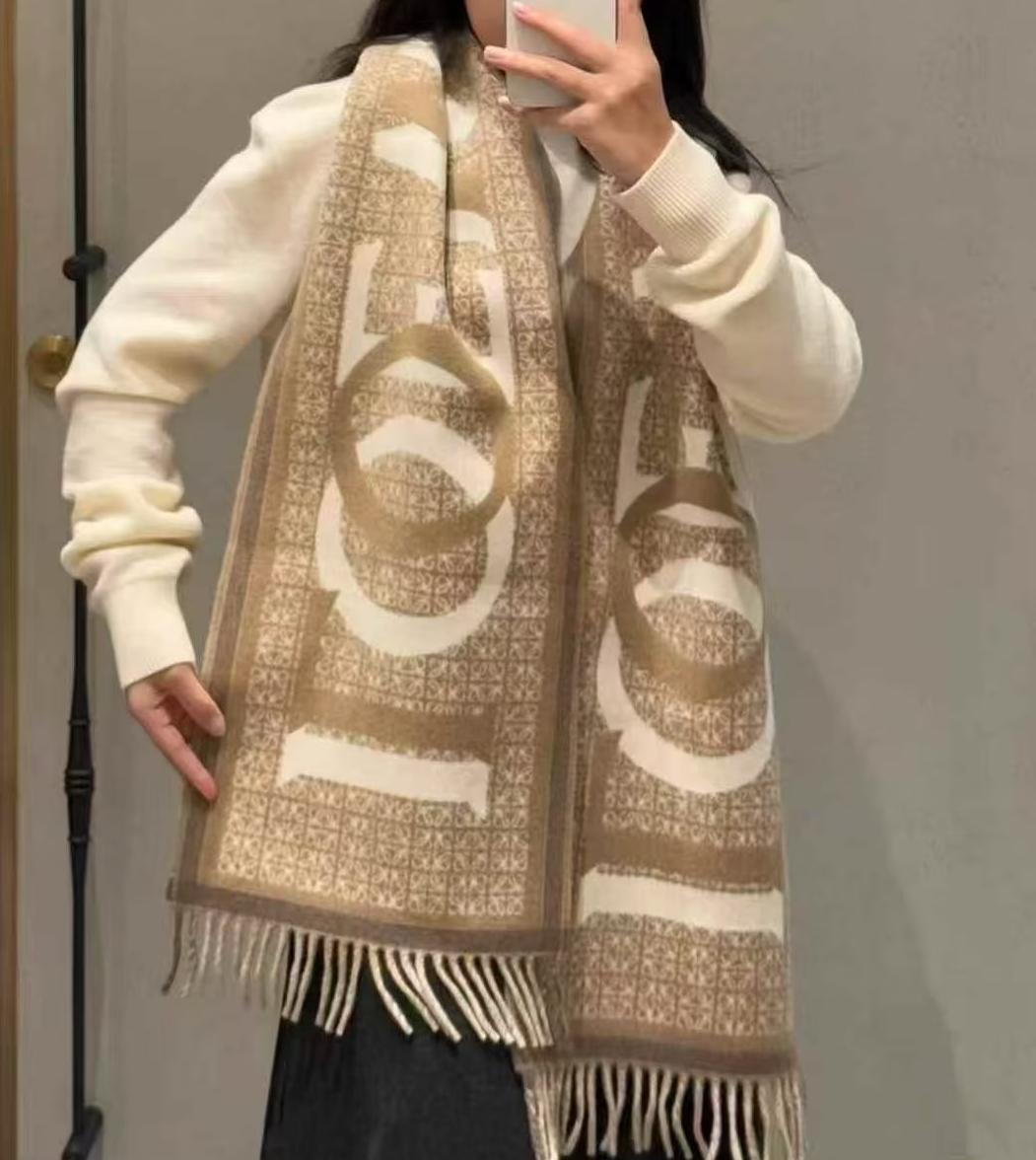 預購 Loewe 🧣🧣折扣款 字母羊毛圍巾