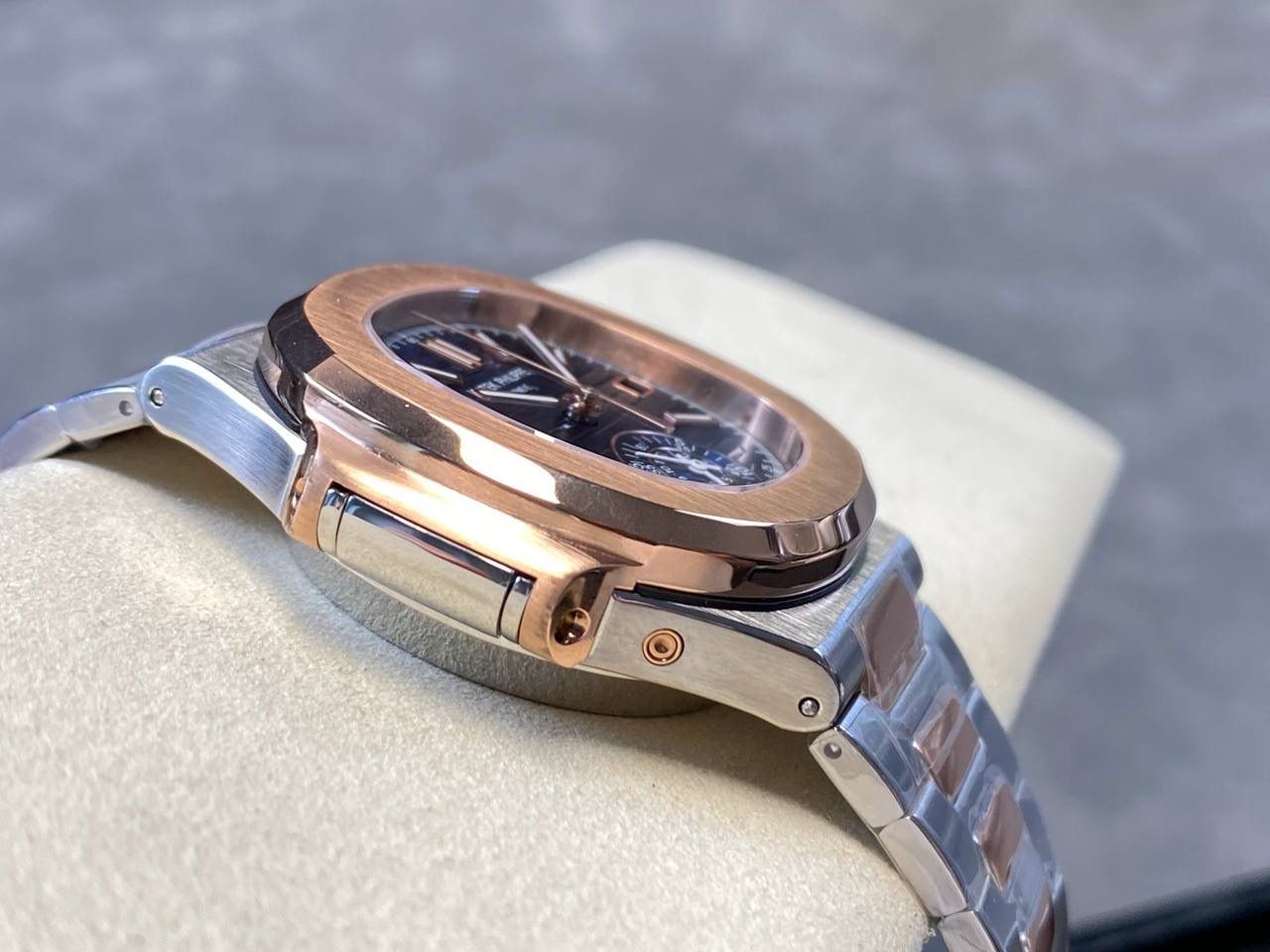 V2版真功能🌐真小秒！3K工厂 百达翡丽鹦鹉螺5980/1A-014多功能计时腕表V2版本，真小秒、真功能！【表壳】腕表尺寸40.5毫米，同正品一致的枕型表壳采用正面拉丝，侧面抛光的两种工艺组合，层次感分明，质感十足。尽显精湛工艺。【表带】采用原装表带一比一量身打造，每节表带的中央抛光部位，都能呈现钻石的形状，尽显高级质感。【机芯】3K厂采用定制版PP.CH28-520机芯，完美还原正品，时分秒，日期，和计时大秒功能。3K匠心之作，欢迎各位表友品鉴🌐