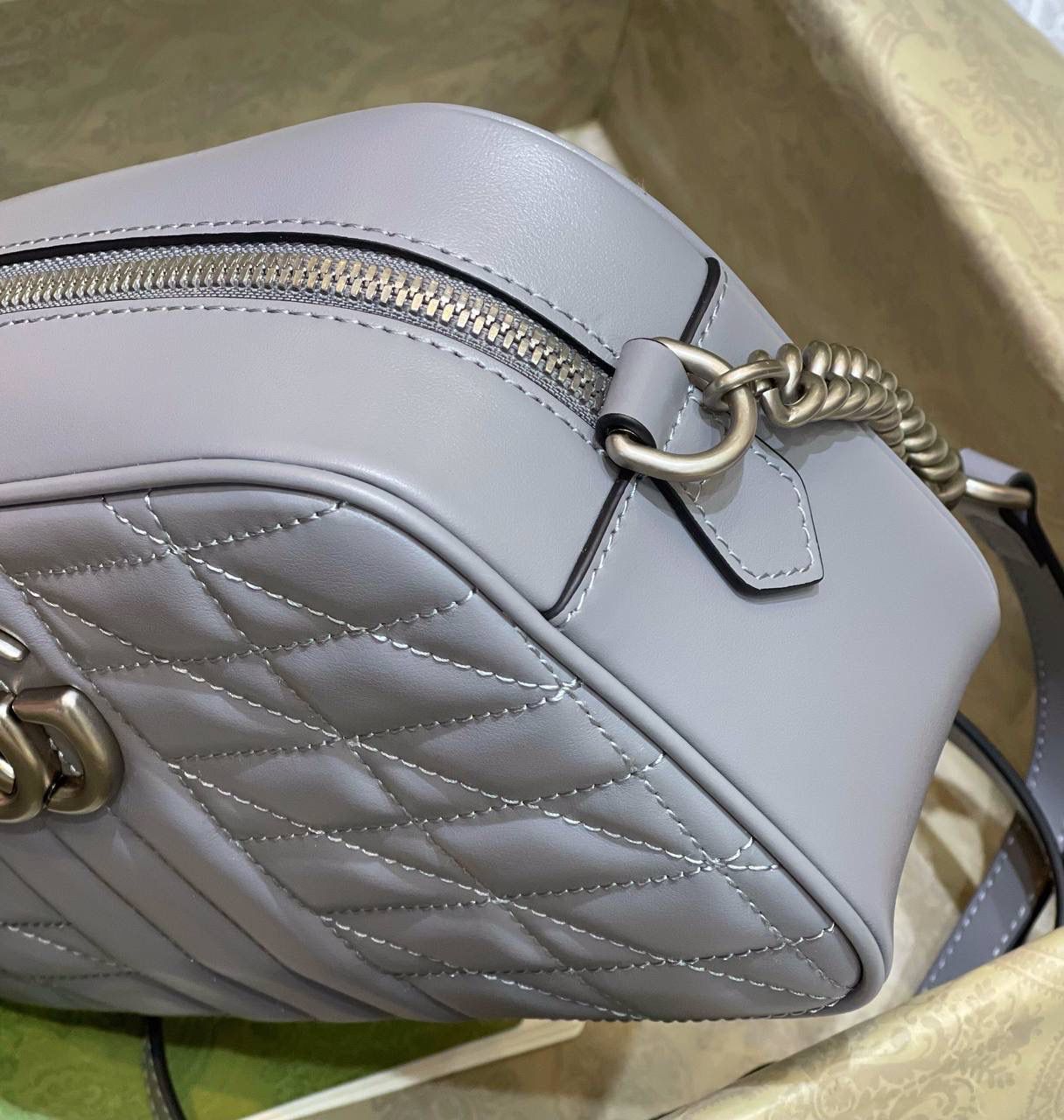 ✈️✈️✈️🔥𝐌𝐚𝐫𝐦𝐨𝐧𝐭菱格原厂皮# ▫️型号447632 ▫️尺寸 24*14*8cm 全新经典款相机包 ，整个包身下血本都用了原厂牛皮❗️最基础的包型.立体棱格绣花在灯光下让整个包活跃了起来，肩带可调节上身太好驾驭 不挑身高，也是全球打人必备的百搭单品！