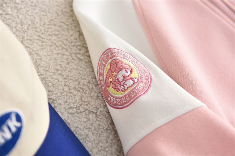 親子裝都可以襯到呀媽咪同女女一齊Cute爆 👩‍👧💕$80件。2件起$ 70件。🎀✨ Sanrio 拼色拉鏈外套 🧥💖可愛到犯規呀呀呀 🥹💓