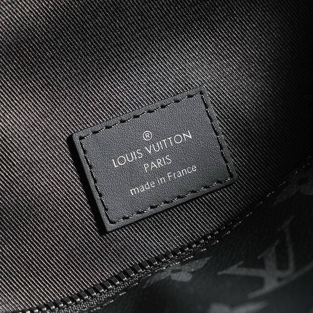 𝐃𝐈𝐒𝐂𝐎𝐕𝐄𝐑𝐘 双肩包系列👜✨ 𝔻𝕀𝕊ℂ𝕆𝕍𝔼ℝ𝕐经典的男士双肩背包，黑色老花的色调比起经典的花色，看起来更加低调特别更加有档次，不仅耐看且又百搭低调，空间充足，肩带部分细节采用原厂小牛皮，整体质感很出色，无论是上班出街还是旅游，它必不可少！中性化的设计，百搭且街头范儿， 男女同款可背，毫无违和感！ 五金材质：厚镀纯钢五金 皮料材质：法国原厂皮面料 尺寸详情：𝟑𝟕*𝟒𝟎*𝟐𝟎𝐜𝐦