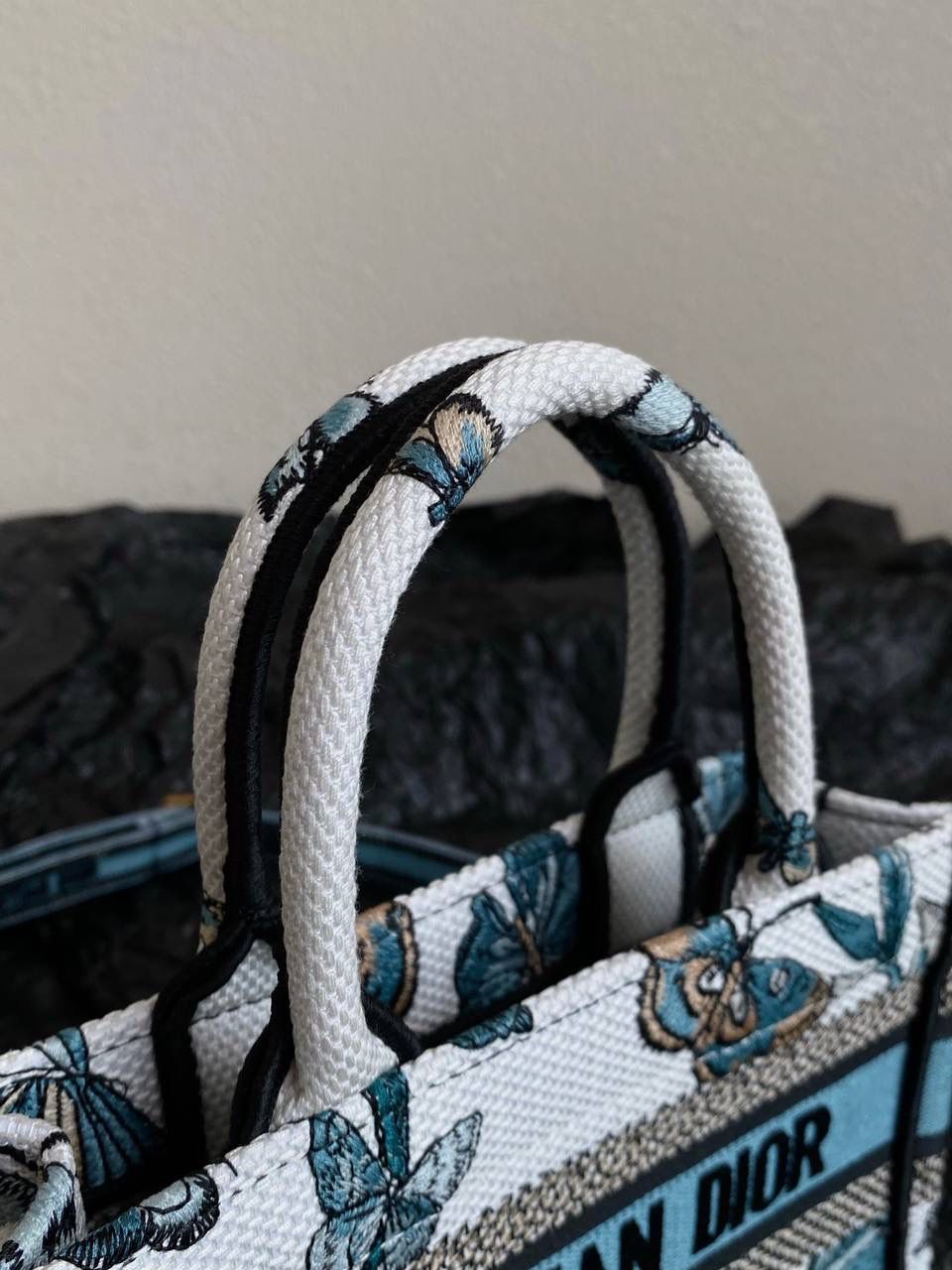 🈶蓝色蝴蝶迷你 𝗖𝗗 𝗕𝗼𝗼𝗸 𝗧𝗼𝘁𝗲 24圣诞限定🎄 圣诞季这一波𝗗𝗜𝗢𝗥真的稳赢 浪漫的蝴蝶刺绣 象征着自由和转变 高级的配色 精致的造型与细节设计，无不透露出一种温柔而魔法般的美感🎀❤️‍🔥 呜呜真的太好看了，姐妹们必冲！ 21.5×13×7.5cm