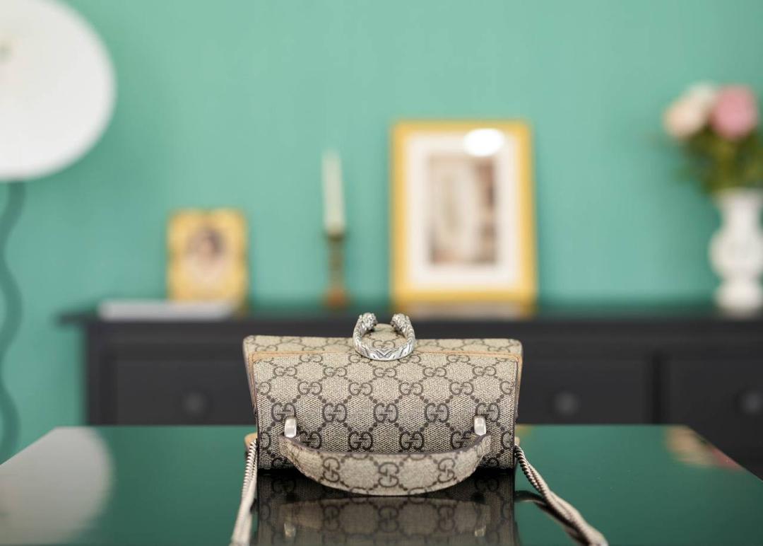 🥯Dionysus系列迷你手提包 卡其18cm 正品售价¥15.000 独家原厂皮发售 限量级别 酒神家族再添小可爱 新款迷你手提酒神，说是小废包吧，其实也还蛮能装的 小小一只，既能手提又能肩背 官方款号 752029 尺寸迷你：18x12x6cm 小号：24.5x15.5x10cm