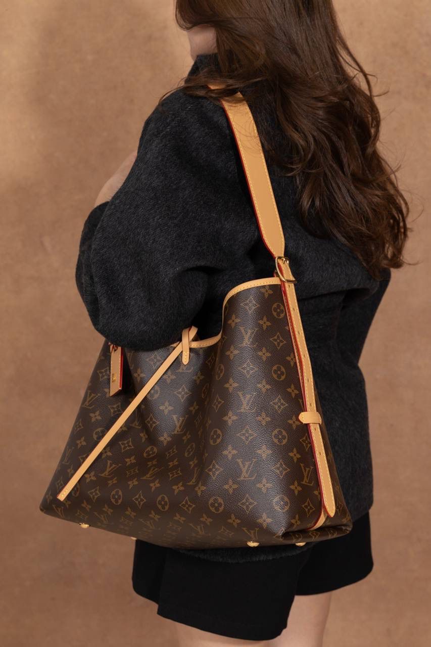 LV CARRYALL🎀 整体风格偏 休闲、随性、有点慵懒感，背上身直接爱上❤️ 字母包设计很贴心，不管是拿来当通勤包，还是妈咪包，都超级适合。容量大、很好装东西，而且又耐看又百搭，天天背都不会腻。 可以说是 又实用又好看的王者包款 了✨ 中号：尺寸 39×30×15cm 小号：尺寸 29x24x12cm 大小刚刚好，看起来大气又很实用。这款 Carryall 系列真的是爆款中的爆款，颜值超高，真的会让人一看就想要！从上市第一天开始就一直缺货，真的不是开玩笑的！！😍✨
