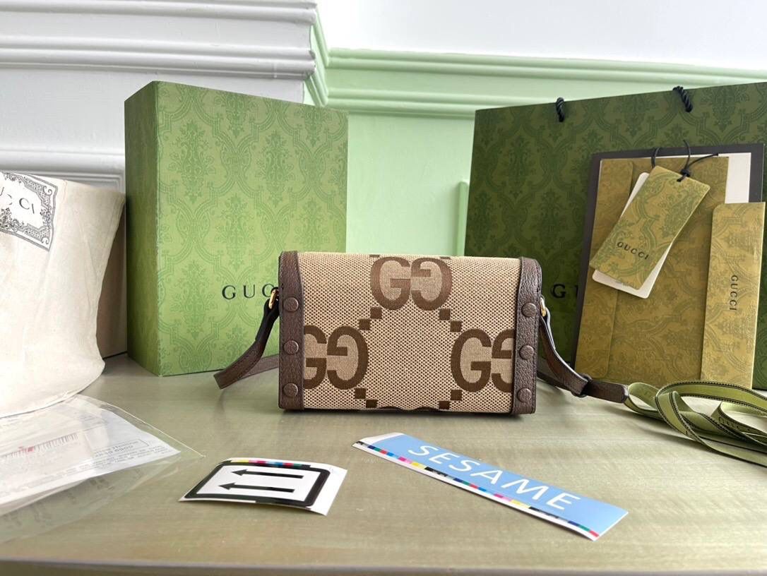 👜独家特级正品 g699296，尺寸：18x12x5cm。1955系列中的一款力作，迷你造型让该系列的标志性配件更加吸睛。gg标识以超大造型点缀在米色和乌木色帆布上，从别样视角诠释了guccio gucci先生的姓名首字母缩写 驼色和乌木色超级双g帆布 棕色皮革滚边 肩带高50厘米🔥✨