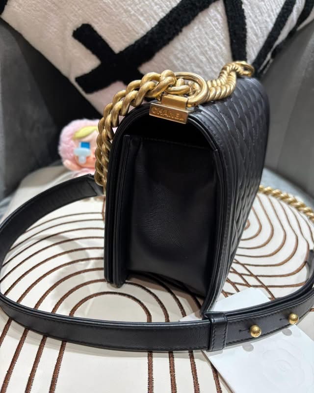 Chanel Boy Chanel 25cm A67086 100%Authentic, 95%New ✅專門店收據✅31Card✅Dust bag