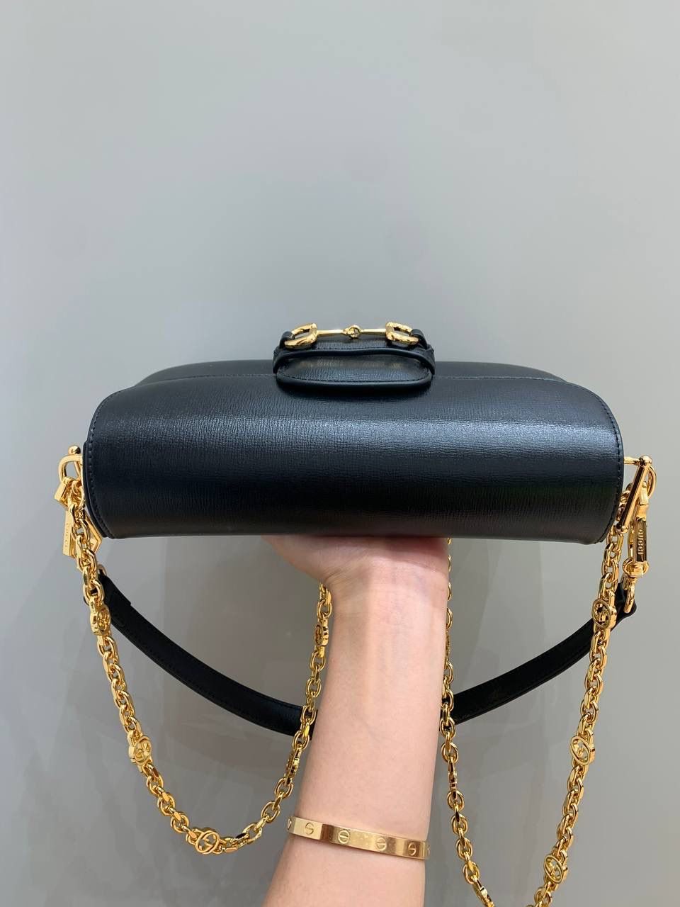 新背景实拍正品级 。Gucc1 horsebit法棍包（原皮黑色） 销量王🔥全皮系列❗️ 抓住一只小可爱，又是颜值巅峰之作 法棍出全皮拉，比起老花我更爱全皮！ 时髦复古女孩的一眼心动， 腋下包造型真的是再一次惊艳 最火爆的马衔扣元素加上最时尚的腋下背法 今年妥妥的包王无疑了！ 品牌爸爸，你真的别太拿捏我！ 斜挎则改成了金属链条，太有撞击感了！ 全皮腋下背搭配金属斜挎背， 还没有正式上线就全网断货了， 就问你拒绝得了吗！！ 型号735178 尺寸24/13/5.5cm