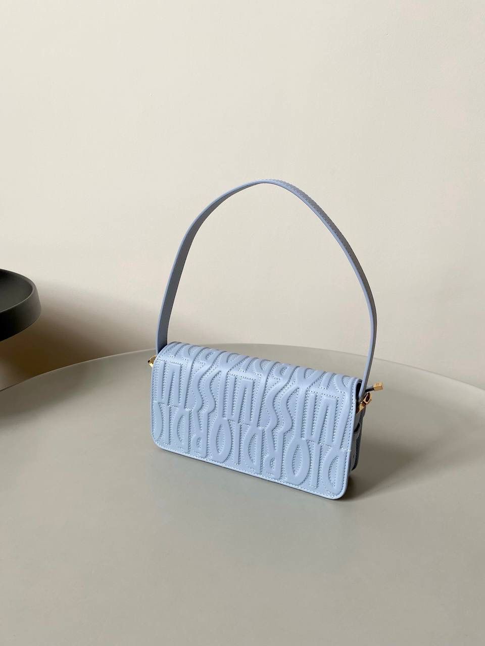 🈶淡蓝色 𝐌𝐢𝐬𝐬 𝐃𝐢𝐨𝐫腋下包 哇！实物是超预期的 从五金到皮质都非常奢华，很好看 牛皮的材质有型又耐久， 立体的字母手感彰显个性！ 空间，日常通勤或约会都很不错哦 大小刚好，腋下背气质又时髦 22×11×6cm #3410m