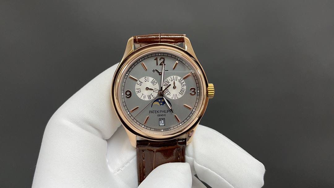 🌐新款到货🌐 百达翡丽最热门款式，PP复杂功能计时系列5146R 5147。功能方面的巧妙构思，外观上的合理布局，以及优越的机芯性能，无一不体现出百达翡丽大师们的独特设计，一件经典的艺术品。 采用39mm表盘直径，高性能Cal.324自动机械机芯，具备年历，日期，月份和月相显示功能，提供了强大的时间衡量功能，表盘设计中心大秒针，是时间易于读取。 相信这样的一款腕表会是很多爱表人士所梦寐以求的，但是就如它水中月的意象一样，可遇而不可求，所以，如果有个机会出现在你面前，那么就好好珍惜吧。