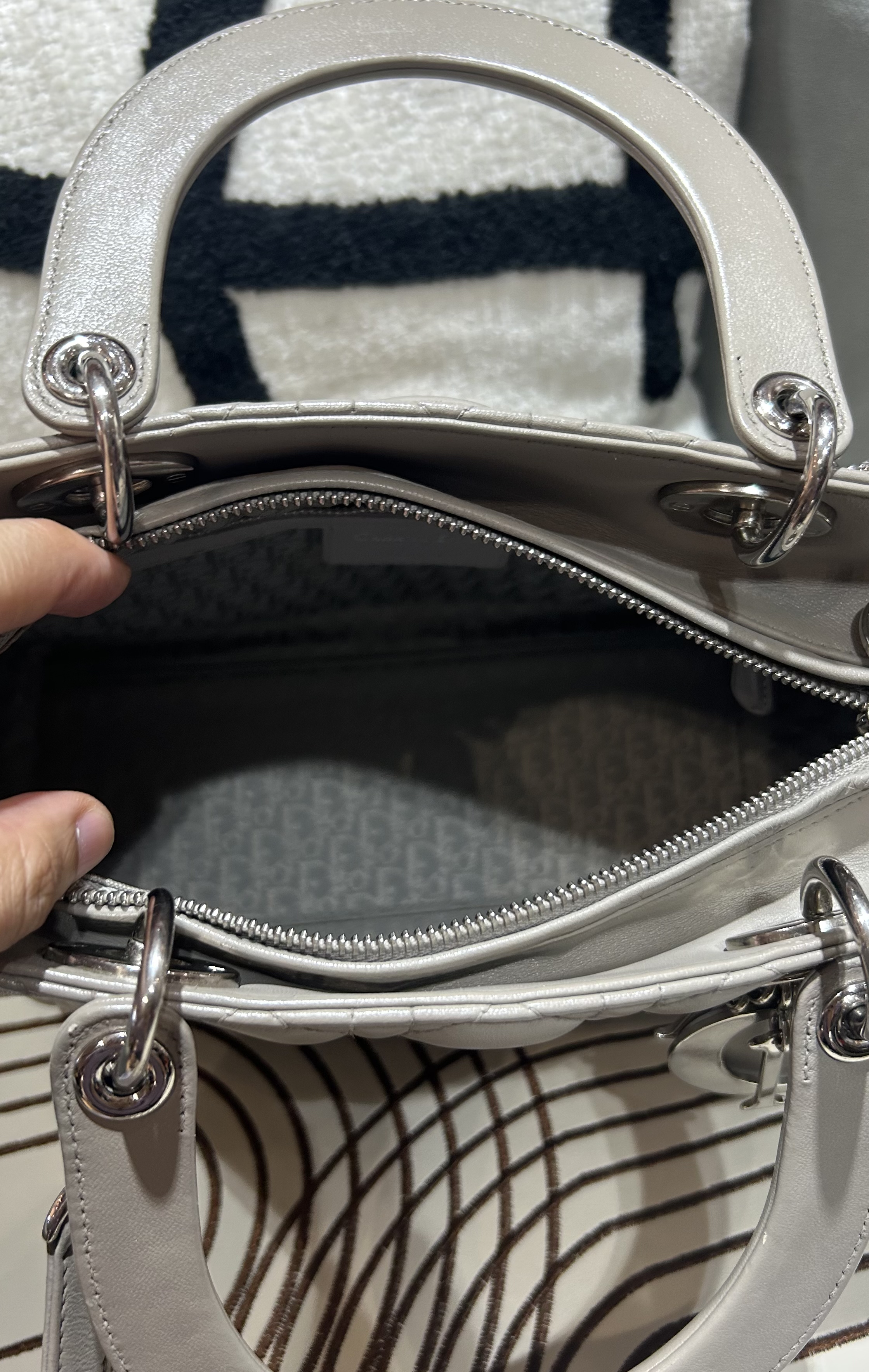 Dior lady Dior medium shoulder bag  100%Authentic ,95%new