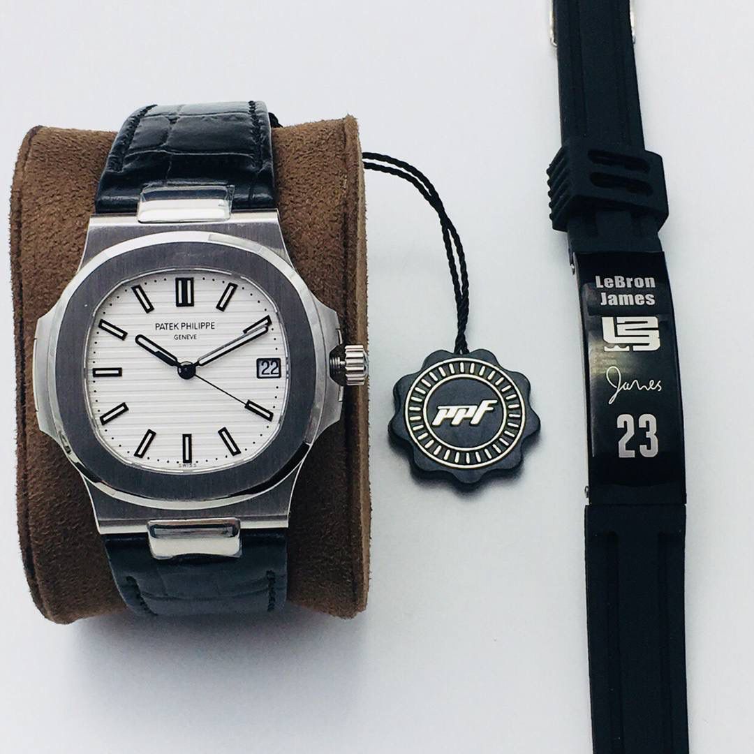 新力作 V4超级升级版 百达.翡丽鹦鹉螺重磅来袭！ 1：第一款真正意义上的超级鹦鹉螺，震撼来袭，全新修正的不锈钢表带，铰链部分根据真正的百达翡丽鹦鹉螺不锈钢表带拆解开发，和正品一致的贴合效果！ 2：逆袭之前所有副本，铰链开合角度和正品一致，锁毕声音和正品相同！ 3：重点指出此次V4版的面盘在采用与真品一致的覆荧光涂层金质立体时标，特别突出的“蓝魅”面无限接近原版！ 4：机芯方面是全新订制的修正版的一体芯Cal.324机芯，是目前唯一做到机芯的钢印与正品一样的雕刻工艺。