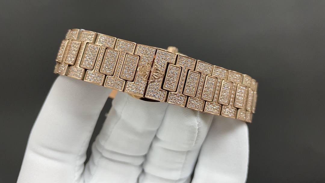 新品 重金打造经典时计——百达翡丽7118女士鹦鹉螺 满钻限量款 少量到货，限量供应（全身采用八心八箭天然奥宝水钻） 🉐️赠送价值💰288旅行便捷定制手表表盒 腕表:定制324 S自动一体上链机械机芯，中心大秒针 表盘:密镶钻，拥有286颗钻 表壳:密镶拥有518颗钻，拥有蓝宝石水晶透盖。防水系数30米。直径35.2mm 表链:采用拥有1729钻采用罕见的“不规则雪花镶钻”工艺，令腕表更添耀眼光彩，这项工艺需要将大小各异的钻镶嵌并固定到位，尽可能隐匿每颗钻之前的贵金属痕迹。 顶配鹦鹉螺7118满天星 目前算是最奢华的女款鹦鹉螺 应该没有人能拒绝了它了吧 雪花❄️镶钻全身 不仅是表盘，表带都是雪花镶钻总之一个字“闪”（白色为真空炉内白金，玫色为真空炉内纳米玫瑰金） 精品，欢迎表友品鉴！