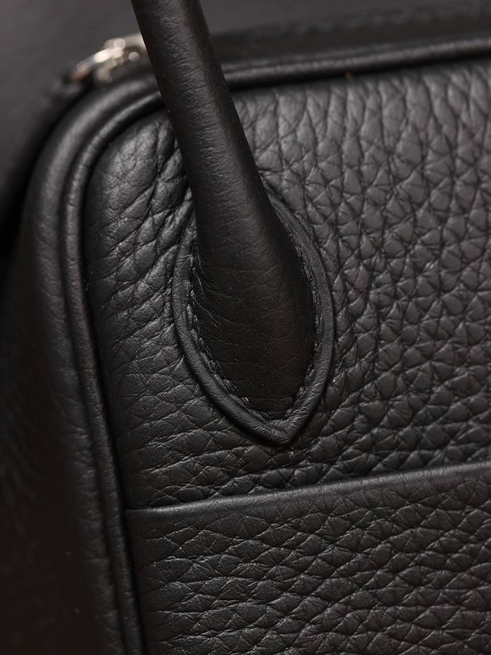 Hermes 爱马仕 Lindy Mini 19cm 黑色银扣👜✨ Lindy 独家渠道货 独家欧洲原厂皮原厂五金组装的ZP尾单货 尺寸：19*12.5*9cm Lindy是采用原厂的正品TC皮，什么是TC皮？ 爱马仕专用的clemence,简称tc皮，是Hermes最受欢迎的皮革之一，颜色会比Togo少一些，但是纹路比Togo细腻，含油更高，更软，因此稍稍有些下垂感的特点。