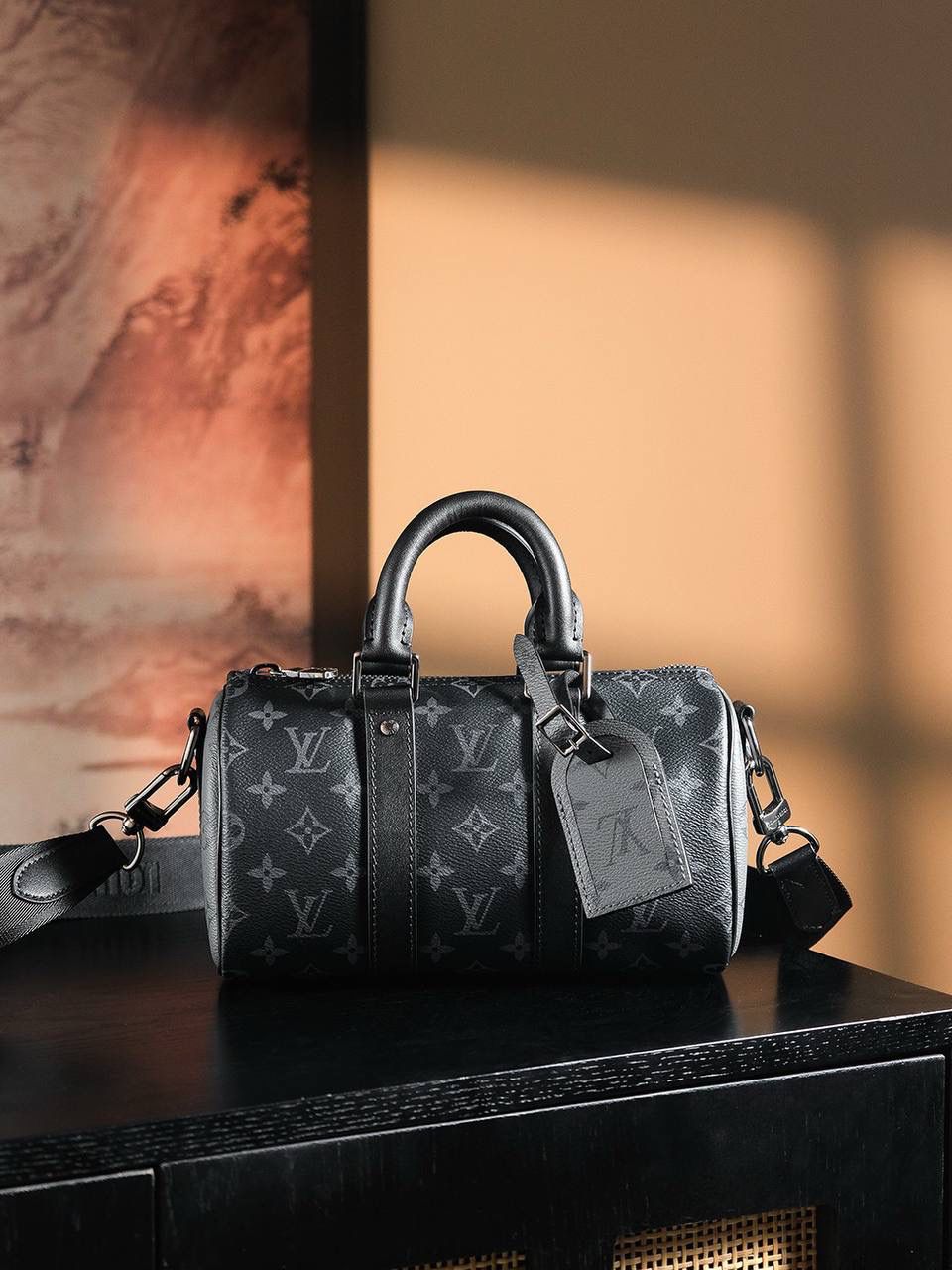 𝐊𝐞𝐞𝐩𝐚𝐥𝐥 𝐂𝐢𝐭𝐲𝟐𝟓 👜✨ ▪️尺寸：25*15*11cm▪️ 𝕂𝕖𝕖𝕡𝕒𝕝𝕝系列一直是潮男们的最爱， 同时也是潮男们日常使用最高频率的包包🔥 尤其是黑老花色，低调又帅气十足， 男女皆可，小巧又能装，凹造型神器！ 容纳量满足于日常使用，兼顾实用和美观，简直妥妥的无死角的设计，又酷又飒的颜值！