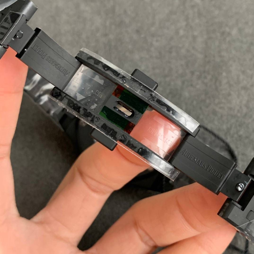 再攀新高 推出15400系列“DLC版本”高亮黑的金钢碳镀层既保留了整表的磨砂质感又增加了暗黑的层面。关于手表的品质还是一如既往的好！1️⃣采用9015机芯改爱彼CAL.3120一体机！实现厚度达到9.8mm与原装一样（市面其他版本最薄的在11mm左右）2️⃣.天价表针 瑞士制造（开仿表界先例）：等价黄金的表针其光泽度，形状，立体感和夜光。效果可以秒杀现在所有fake品🔥💯
