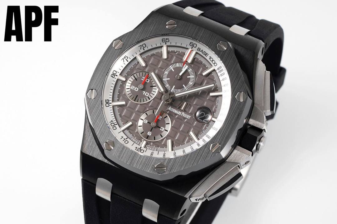 APF厂“新配色”爱彼皇家橡树离岸型26405系列陶瓷腕表 秒杀市面上所有版本“封顶之作 杜绝一眼假”在原有的基础上 潜心研发 突破壁垒 “打破原装封锁技术，同步原装独家计时码表款可松动头粒”使上手最大程度贴合手腕，大大提高了佩戴的舒适 同时也杜绝一眼假的尴尬处境。APF厂真正做到从每一个喜欢手⌚️的表友角度考虑 1. 表壳与圈口的选料，使用进口的氧化锆，无需任何颜料，以超高的压力与超高的温度锻造，形成超高密度的彩色陶瓷 2.采用最新CNC级别的打磨技术，将整个表壳的个个角度完美处理， 3.每颗六角螺丝都与表框处于同一平面上，不接受一丝一毫的凸显与凹陷，真正诠释了何为顶级复刻艺术 4.表盘以爱彼经典的大格纹为背景，层次分明的方格排列，经过完美打磨，将匠人的工艺体现的淋漓尽致 5.镜面采用双面蓝宝石镜片，天然橡胶皮带，6.机芯采用原装3126的计时机芯，十二位的小秒，6点钟位和九点位的12小时计时与30分钟计时，完美的还原了原版的所有功能，每块手表APF厂都经过人工QC确保机芯的稳定性，真正做到无可挑剔 欢迎各位 表友鉴赏💯🔥