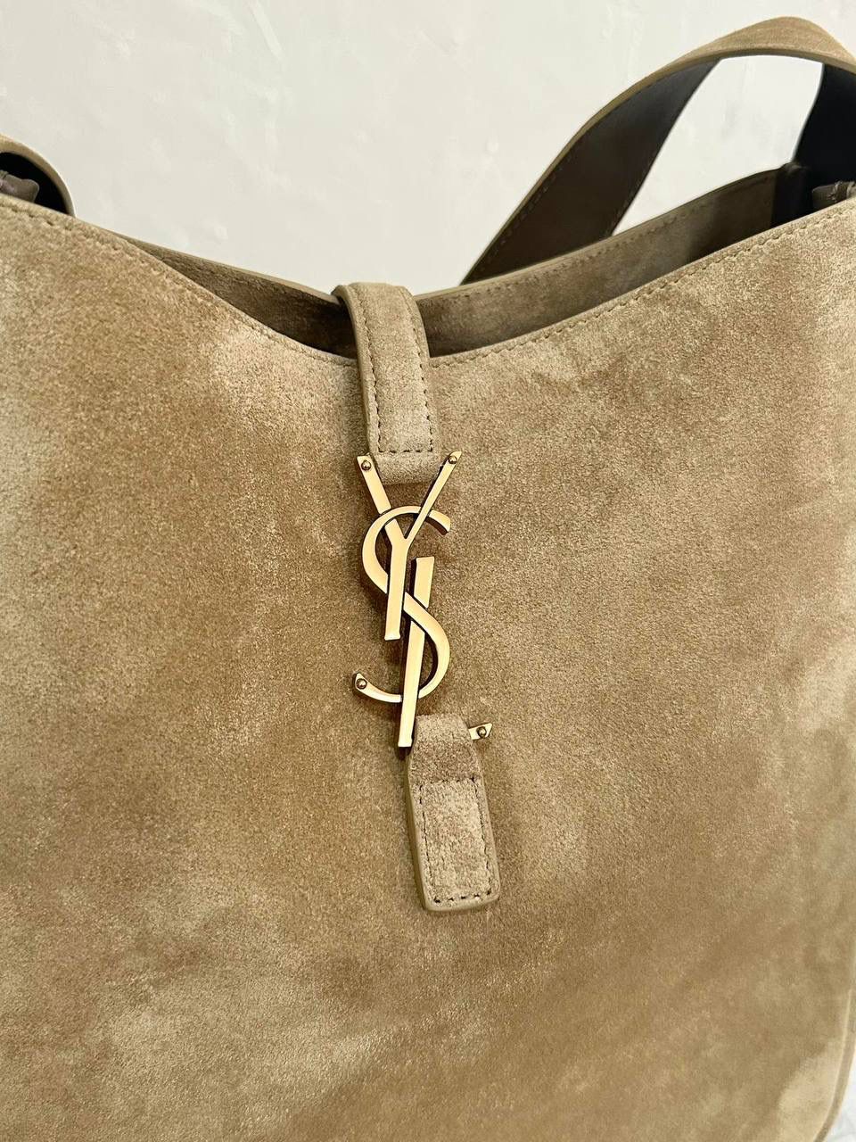 销量王🔥仅剩少量❗️ ys1 hobo bag腋下包大号麂皮麦绿金💴 我和你们说，这只包看着普普通通 但是上身是真的很好看！ 第一次看到他们家有这种慵懒的腋下包 反绒双色牛皮➕胎牛皮内里 又轻容量又大，真的很～～好背 大号真的无敌慵懒和随性 这只包的灵魂在于圆滚滚中又有型 市场很多做得太挺括硬朗，那种货打咩啊❌ ZP开发⚠️全套包装哦～ 31×30×13cm753837m