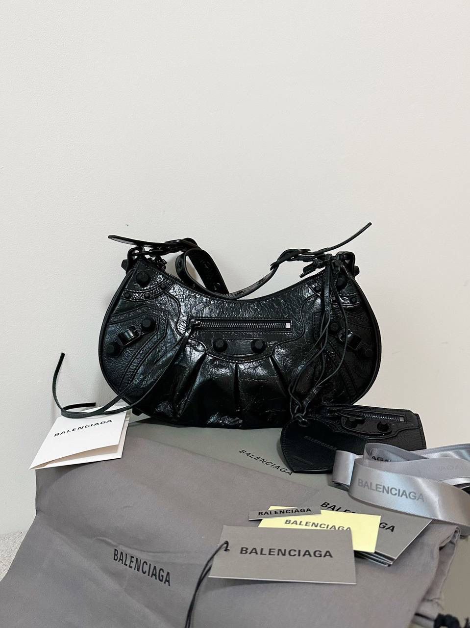 🖤油蜡皮黑枪S/33cm Le Cagole半月包饺子包机车包 Wuhu！！让我重拾就对机车包的爱 半月弧形的包身，保留了软踏踏的皮料感 还有叮叮咚咚的流苏小钱包挂饰 最最让我欢喜的是多了面♥️小镜子！ 全方位细节拿捏住了～👌🏻 xs小号：26×16×10cm671309m s中号：33×16×8.4cm671307m