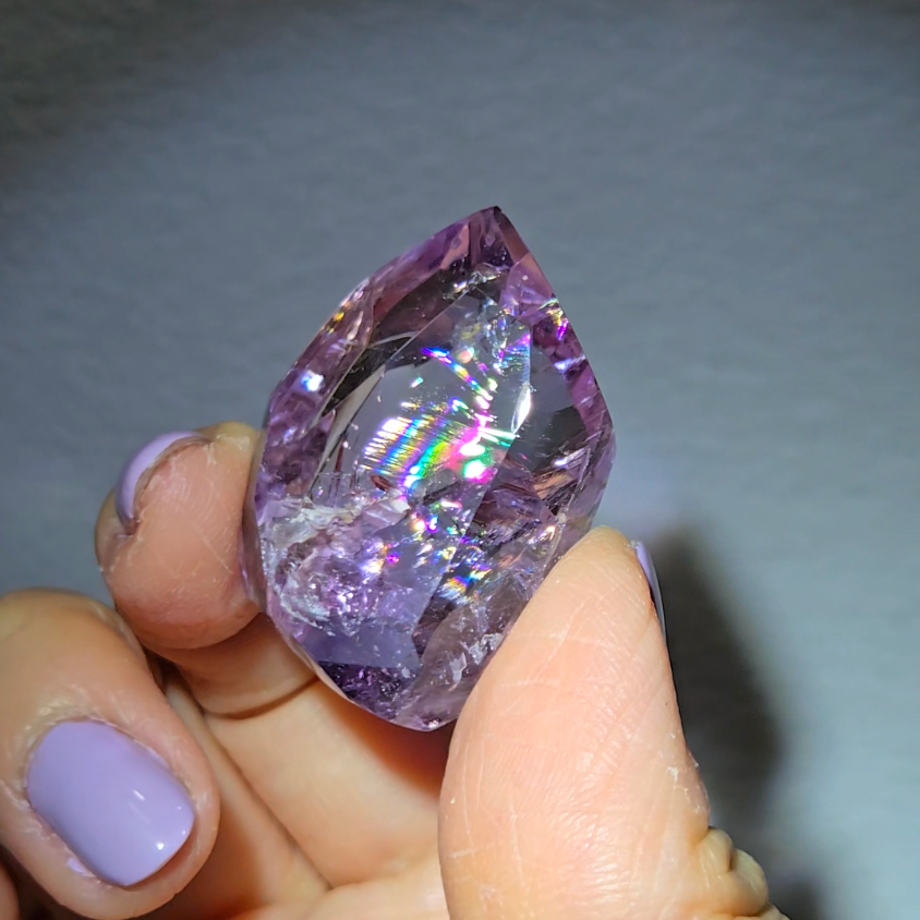 Amethyst pocket stone with rainbows - AM65