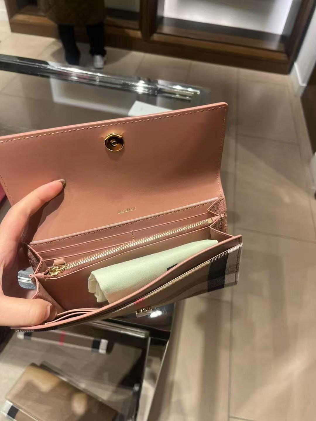 預購 Burberry🌈🌈折扣款 翻蓋長wallet Sale