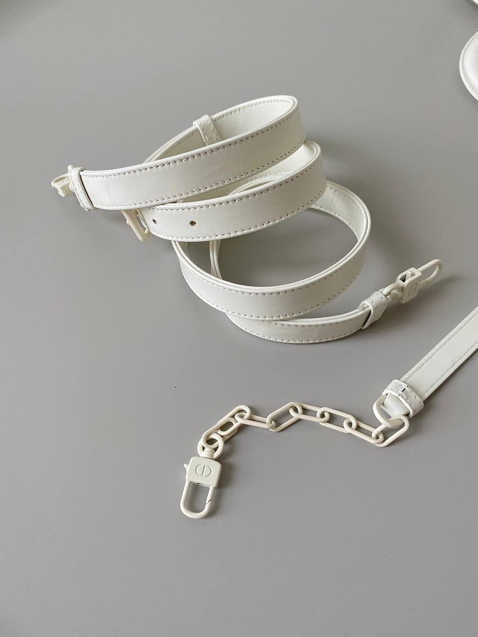 钻石白🎀𝗗𝗶𝗼𝗿 𝗗-𝗝𝗼𝘆 𝗯𝗮𝗴 时尚果然就是轮回，回归了一把中古戴妃 特殊处理的哑光牛皮钻石藤格纹，八个切割面挺括有型，全套磨砂材质五金，长方包形短链条➕细长肩带直接封神！！ 复古时髦感超强，真是什么场合都可以把住 绝对是lady中的天花板了，强势出圈啦姐妹们😎✨ 26 x 13.5 x 5cm