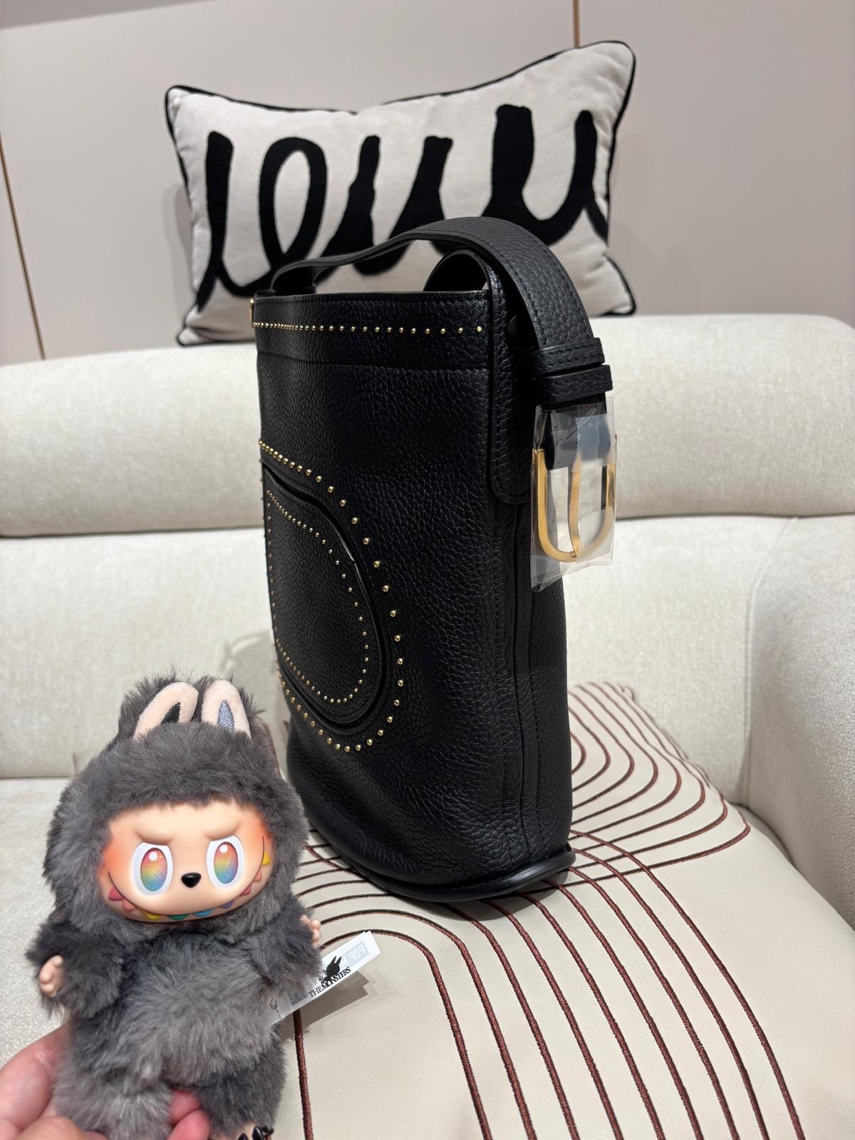 Delvaux Pin Daily Surpiqué Taurillon Soft MM 黑色牛皮金扣 100%Authentic, 95%New  ✅證書✅Dust bag