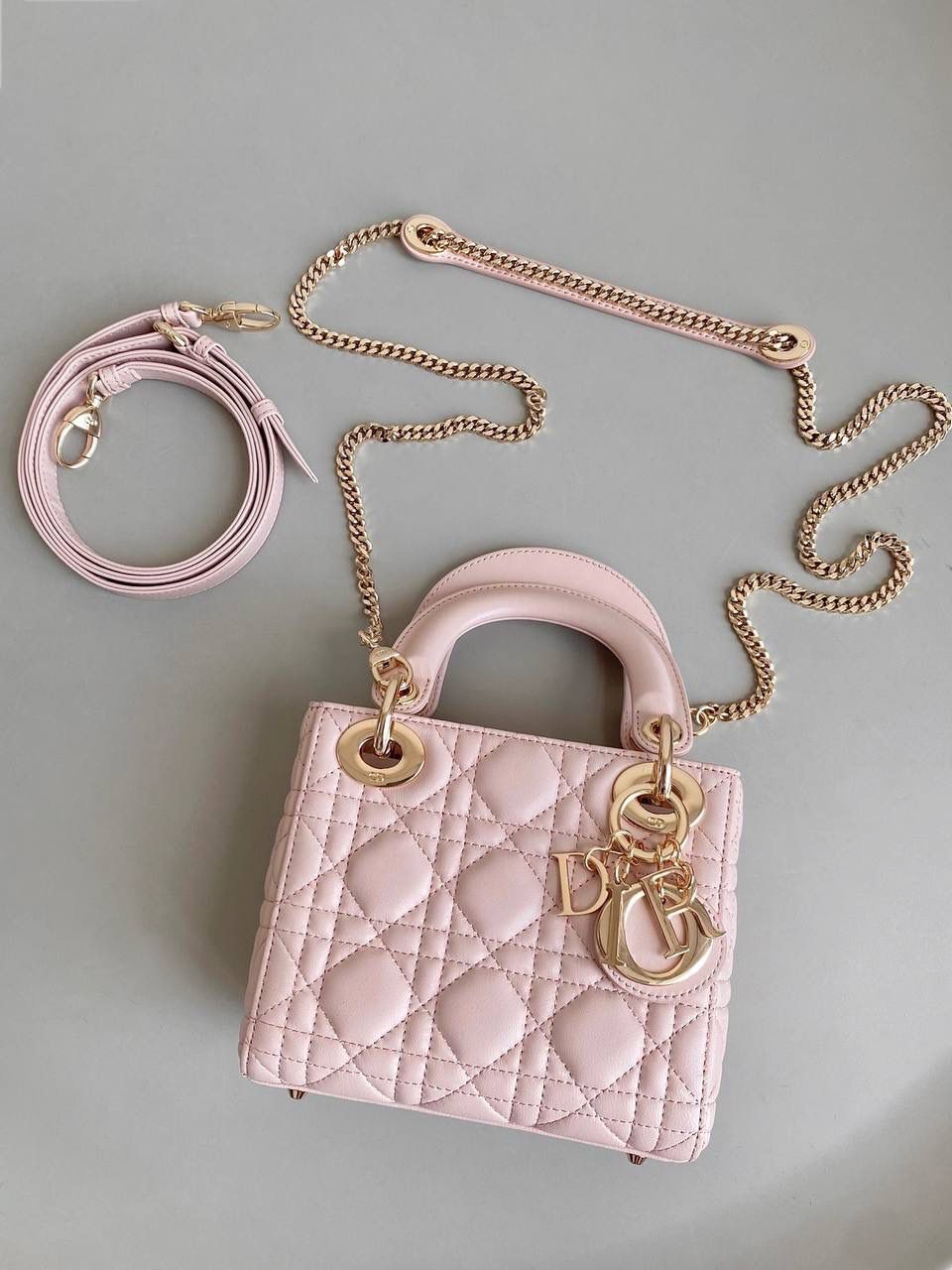 胭脂粉🩷𝗗𝗜𝗢𝗥 𝗟𝗮𝗱𝘆羊皮三格金扣🌟 女生必须要拥有的一只经典款 一年四季爆卖，老客每天都在补单 细腻柔软质感不是国内皮可以比的 进口原厂羊皮➕全钢五金，终极版 （标配两条肩带） size：17cm