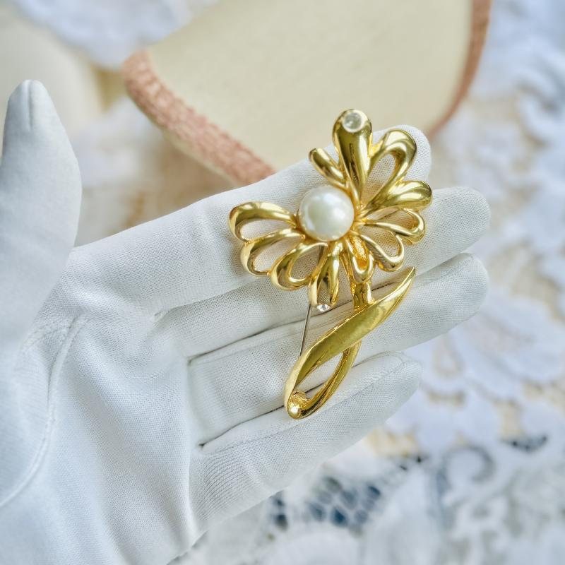 Vintage Faux Pearl and Rhinestone Accented Golden Floral Brooch (MT2070-9)
