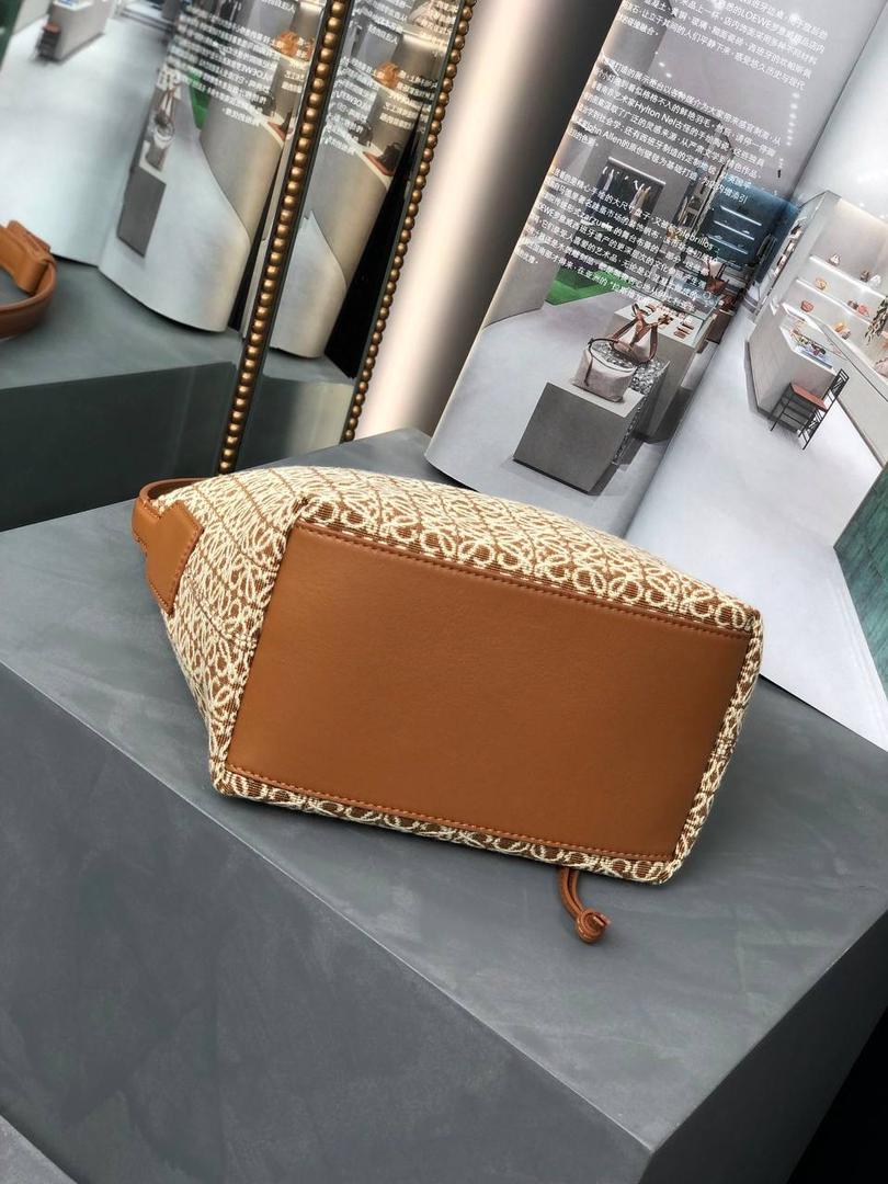 * 𝘊𝘶𝘣𝘪 𝘈𝘯𝘢𝘨𝘳𝘢𝘮 提花布手袋✌️ 小号尺寸:21-12-17cm（顶部宽处25cm） 编码:652104 棕色/提花布【配全套礼盒】 包包面料挺括度适中，没有固定形状 ，背上出门慵懒氛围感十足😘，肩带可以调节，伸缩至腋下背，单肩，手拎皆可