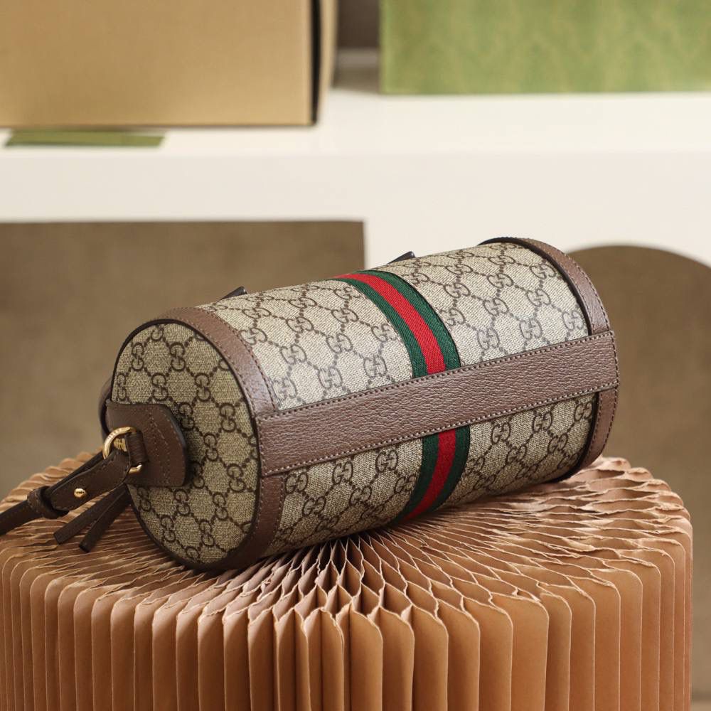 ✈️✈️▪️𝙊𝙥𝙝𝙞𝙙𝙞𝙖系列𝙂𝙂波士顿_正品皮602577▪️ YY# ▶尺寸：25.5*14*14cm 𝗚家Ophidia系列融合了两个标志性✅经典元素 经典的GG图案搭配红绿织带， 复古且经典的主打标志，手提的设计， 让整个包身的高级感翻倍， 并且容纳量满分的设计， 经典百搭的枕头造型， 绝对是一款可以陪你看尽世间繁华的必备包✔️